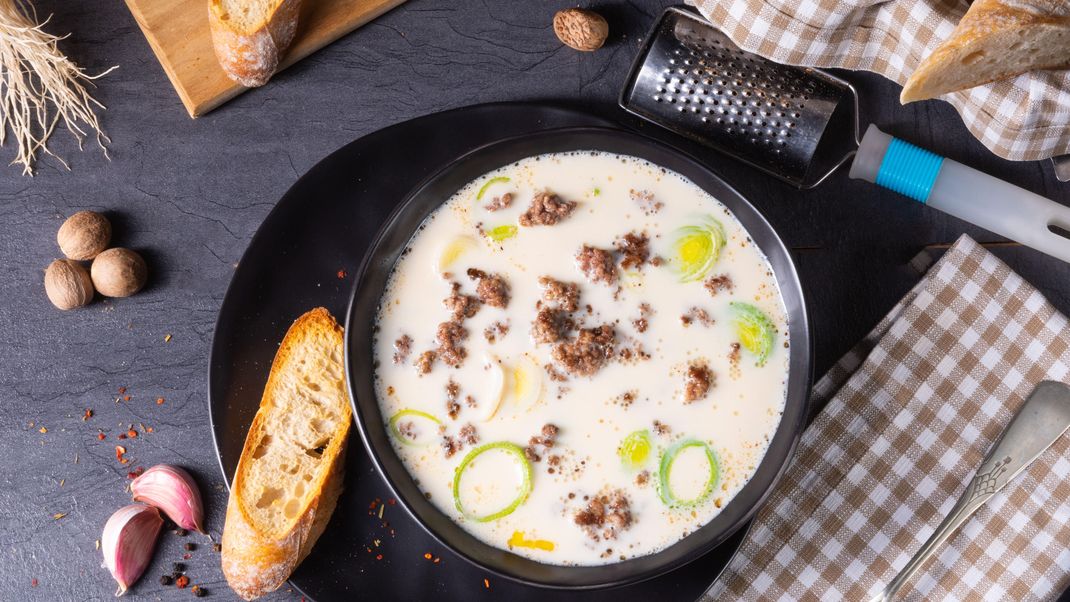 Nach Omas Rezept schmeckt eine deftige Hacksuppe mit Käse und Lauch einfach am besten.&nbsp;