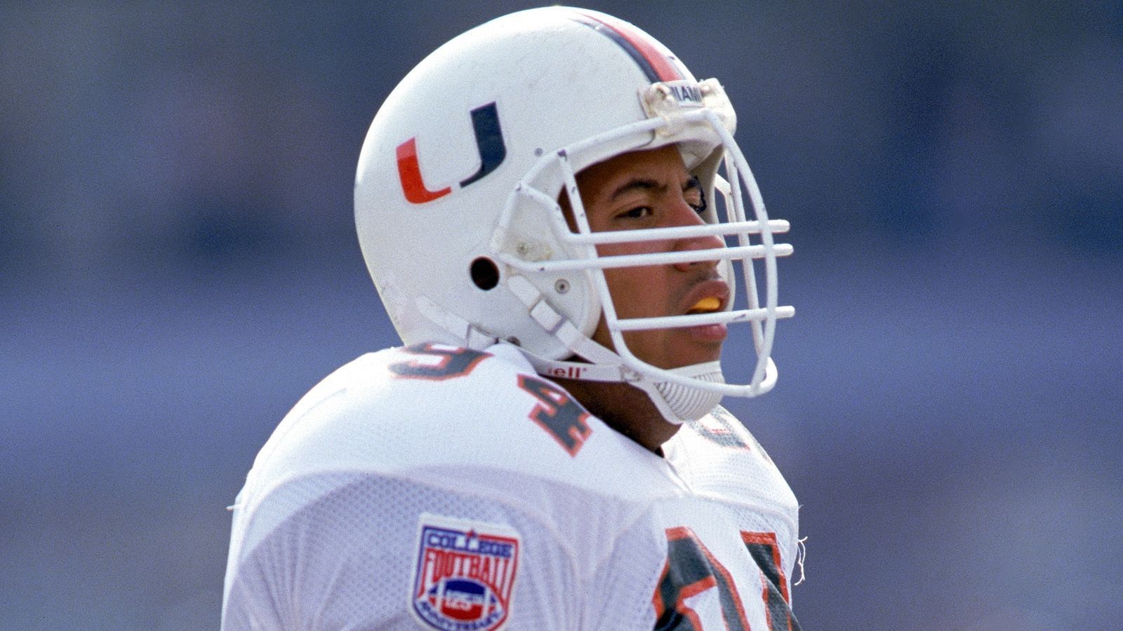 
                <strong>The Rock: Als Top-Talent zu den Hurricanes</strong><br>
                Im Jahr 1991 rekrutierten die Hurricanes mit Dwayne Johnson ein hochveranlagtes Talent. In Miami war man stolz auf die Verpflichtung: "Wir waren aufgeregt, ihn zu haben", so der damalige Coach der Defensive Line, Ed Oregron. "Er war schon gut entwickelt und sehr schnell. Er hat außerdem sehr hart gearbeitet und war ein bodenständiger junger Mann." Mit dem nötigen Vertrauen der Coaches begann die Karriere vom späteren Wrestling-Star also durchaus hoffnungsvoll. "Jeder hat ihn gemocht. Er war leicht zu coachen, jeder war begeistert von ihm. Er kam und durfte als Freshman schon sehr viel spielen."
              