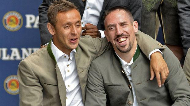 
                <strong>Rafinha scherzt mit Ribery</strong><br>
                Auf dem Platz können Rafinha und Franck Ribery (v. li.) momentan nicht gemeinsam stehen, der Franzose fehlt noch immer verletzungsbedingt. Doch das Lederhosen-Shooting lässt sich Ribery nicht entgehen - und scherzt dabei fröhlich mit seinem Teamkollegen.
              