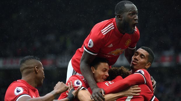 
                <strong>Platz 5 - Manchester United (fünf Spiele, 13 Punkte, 10:1 Tore)</strong><br>
                Nach Jahren der Tristesse verbreiten die "Red Devils" in England und Europa in der Saison 2017/18 wieder deutlich mehr Angst und Schrecken. In der Premier League ist Manchester United immer noch ungeschlagen. Die Mourinho-Elf besticht vor allem durch eine unglaublich kompakte Defensive. In der Premier League kassierte Keeper David De Gea nur zwei Gegentreffer in acht Spielen, in der Königsklasse sogar nur eines - und das war beim 4:1-Sieg bei ZSKA Moskau folgenlos. Durch das kürzliche, torlose Remis in Liverpool musste ManUnited den Stadtrivalen ManCity in der Premier League aber erst einmal etwas davonziehen lassen.
              