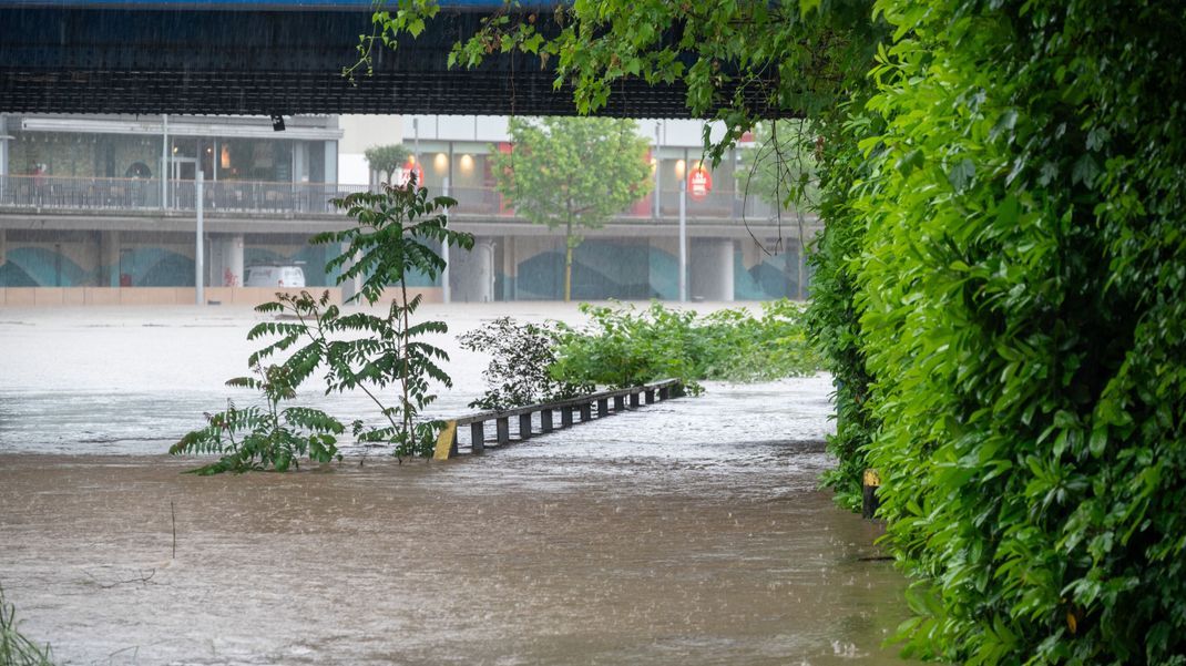 Viele Gemeinden im Saarland stehen nach heftigem Dauerregen unter Wasser.