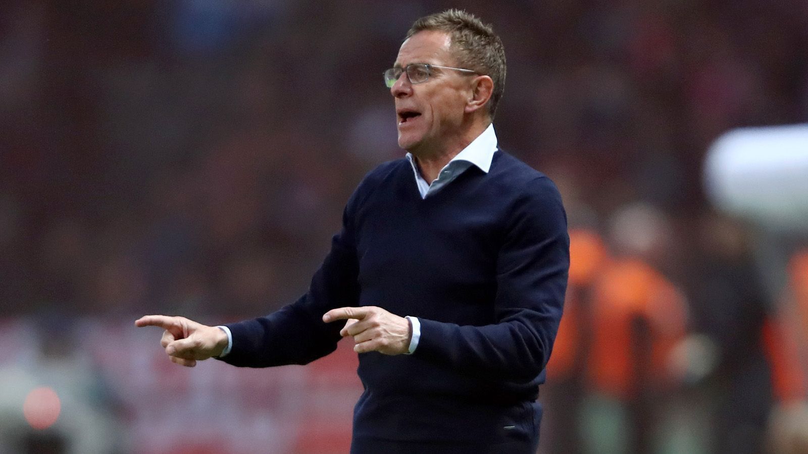 
                <strong>Ralf Rangnick (vereinslos)</strong><br>
                Ralf Rangnick stand im Sommer kurz vor einem Engagement beim AC Mailand, das in letzter Minute platzte. Nachdem sein Vertrag bei Red Bull als "Head of Sports and Development Soccer" im Juli aufgelöst wurde, ist er vereinslos und wäre demnach für Schalke sofort verfügbar. Und Rangnick ließ am Sonntag bei "Sky" aufhorchen: "Ich bin seit acht Wochen frei, wenn man so will. Wenn ich sagen würde, Schalke interessiert mich überhaupt nicht, würde ich lügen", so Rangnick. Allerdings schränkte er ein: "Im Moment fällt es mir schwer, mir vorzustellen, ein drittes Mal nach Schalke zurückzukehren."
              