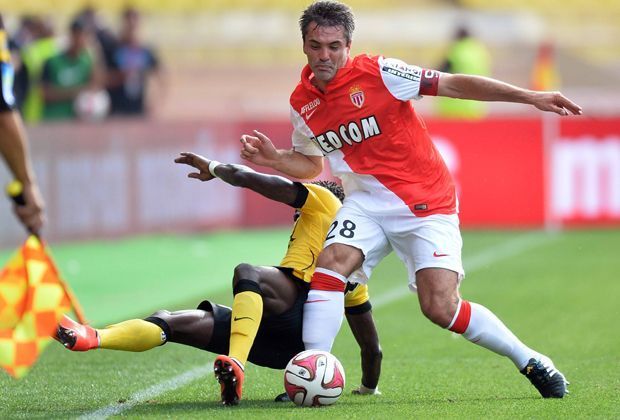 
                <strong>Oldie als Unterstützung</strong><br>
                Aber auch die Unterstützung des französischen Altinternationalen Jeremy Toulalan reicht nicht. 25 (!) Spieler haben den Klub verlassen. Monaco schlittert in der Ligue 1 ans Tabellenende. Nur der FC Evian liegt noch hinter dem Champions-League-Finalisten von 2004.
              