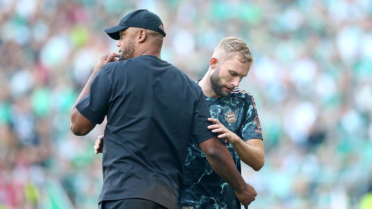 21.09.2024, Fussball 1. Bundesliga 2024 2025, 4. Spieltag, SV Werder Bremen - FC Bayern München, im Wohninvest Weserstadion Bremen. Auswechslung, (L-R) Trainer Vincent Kompany (Bayern München) und ...