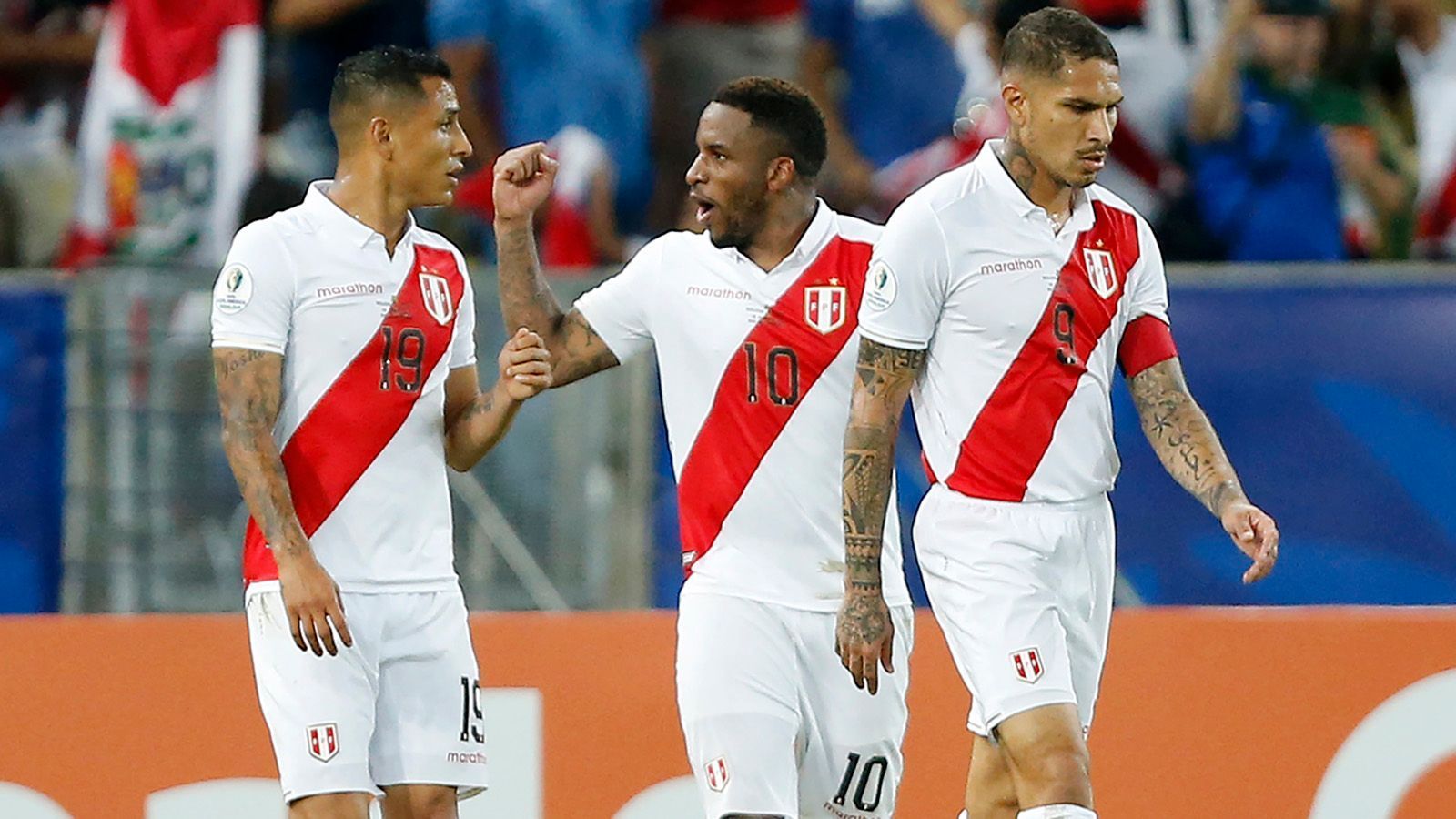 
                <strong>Platz 7: Peru</strong><br>
                Die Peruaner zogen als einer der zwei besten Gruppendritten ins Viertelfinale ein, wo Rekordsieger Uruguay wartet. Im letzten Gruppenspiel setzte es einen herben Dämpfer für die Peruaner, als sie gegen Gastgeber Brasilien mit 0:5 unter die Räder kamen. Zuvor gab es einen Sieg gegen Bolivien, die Gruppenletzter wurden. Im Auftaktspiel biss man sich an Venezuela die Zähne aus (0:0). Der Ex-Schalker Jefferson Farfan wird wegen einer Knieverletzung für den Rest des Turniers ausfallen. Der 34-Jährige kam zuvor in allen drei Gruppenspielen der Peruaner (1 Tor) zum Einsatz und zählt zu den erfahrensten Spielern im Aufgebot von Ricardo Gareca.ran.de-Fazit: Die Brasilien-Klatsche sitzt möglicherweise noch zu tief in den Gliedern, um im Viertelfinale bestehen zu können. Für Peru dürfte Endstation sein.
              