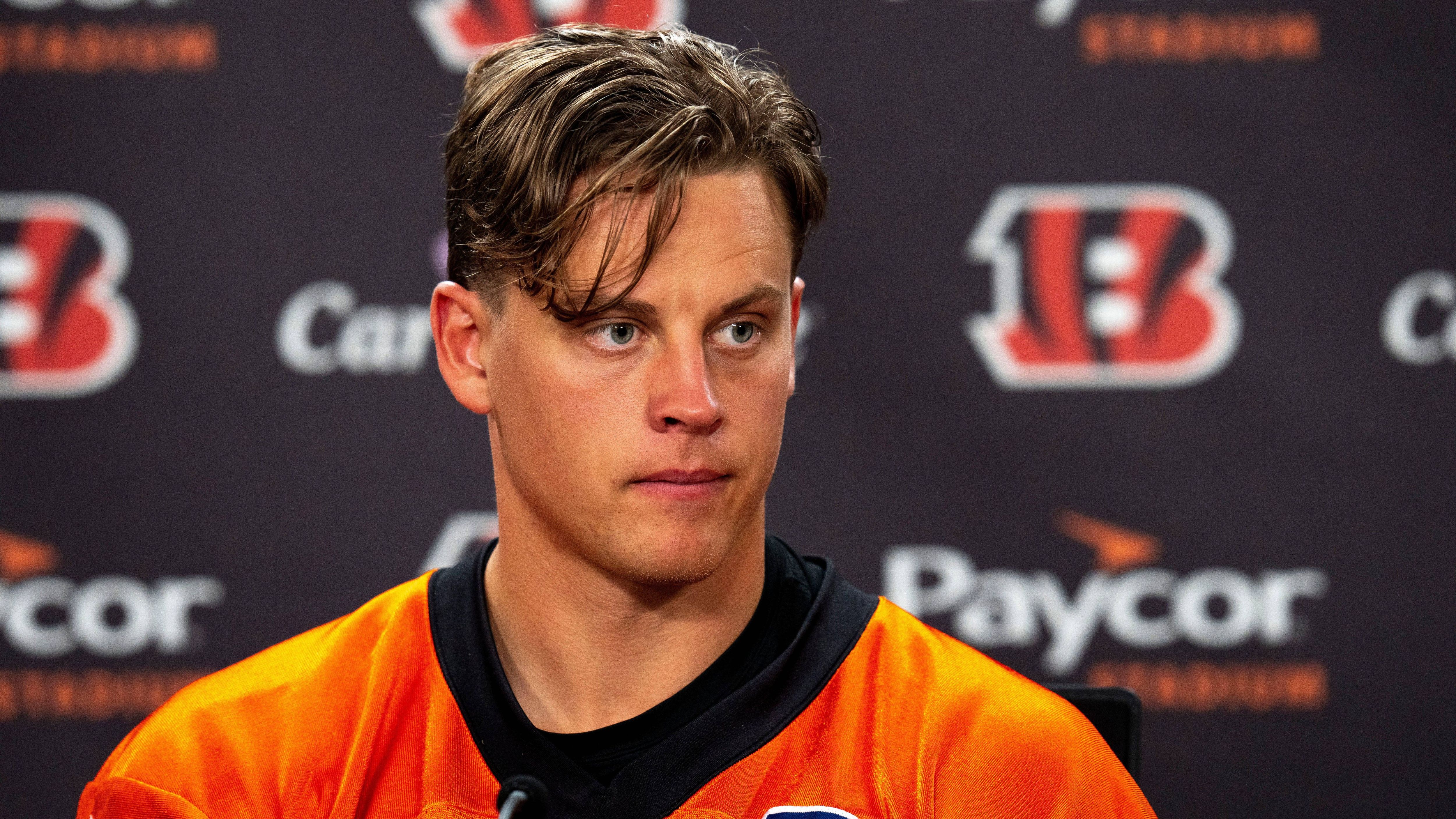 <strong>+210: Joe Burrow</strong><br>Wer jetzt mit Aaron Rodgers gerechnet hat, lag falsch. Auf das Treppchen hat es schlißelich auch Joe Burrow geschafft. Der Quarterback der Cincinnati Bengals ist mit einer Quote von +210 einer der Top-Favoriten. Nach zehn Spieltagen war für Burrow 2023 Schluss...