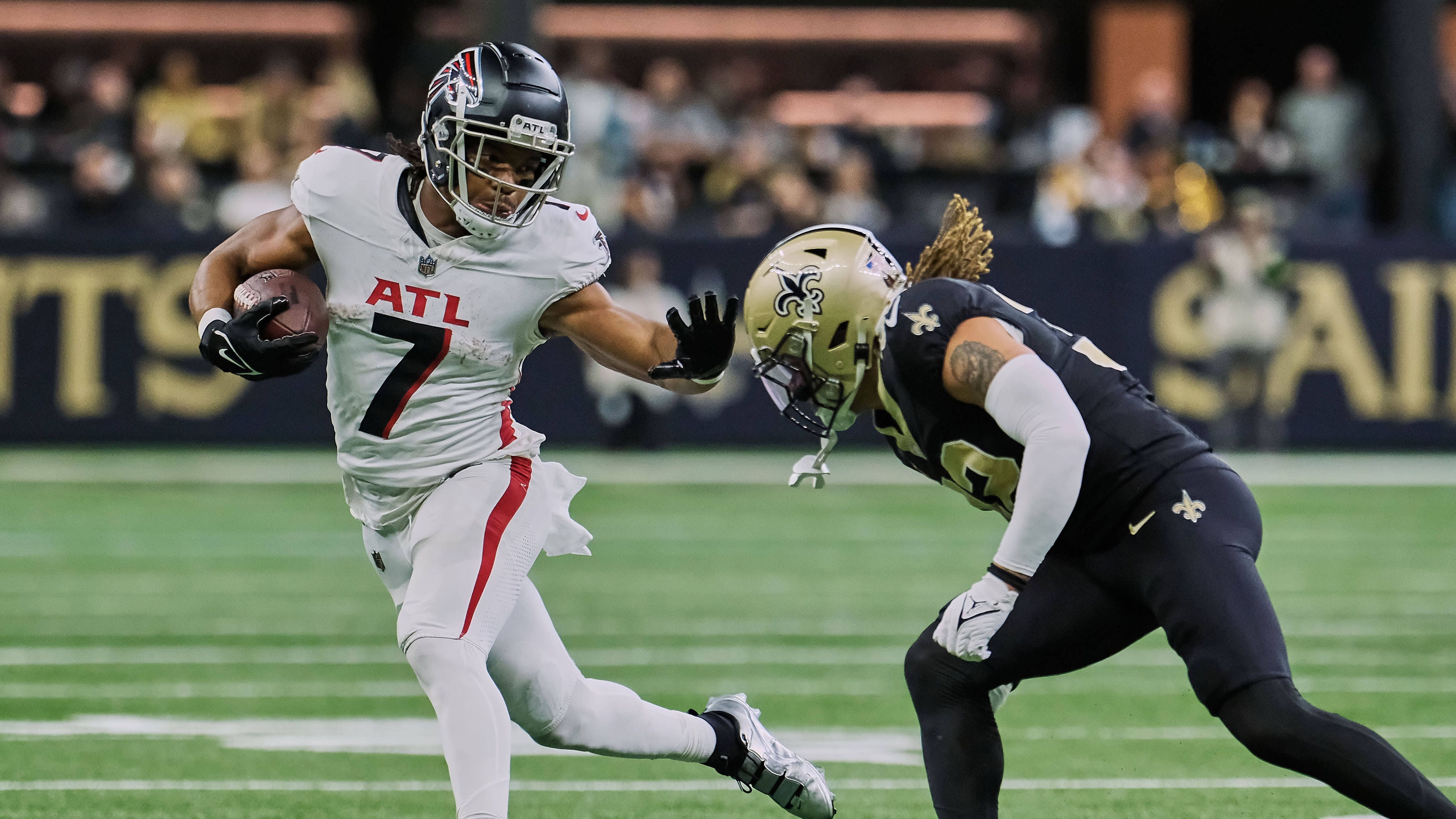 <strong>Platz 22: Bijan Robinson (Houston Texans)</strong><br>- 22 Jahre<br>- Running Back<br>- Statistiken 2023: 976 Rushing Yards, 4 Touchdowns