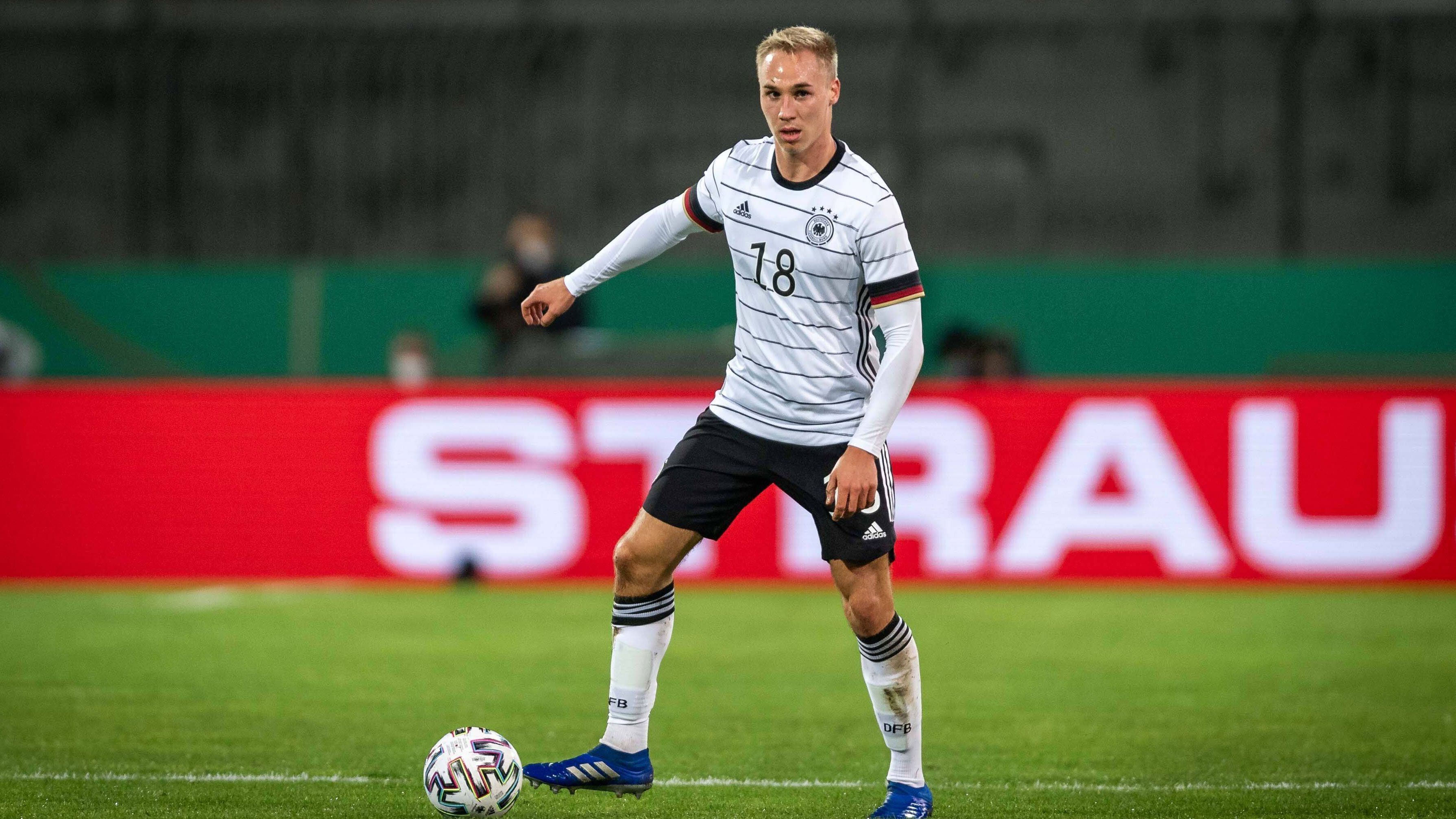 
                <strong>Florian Krüger (Erzgebirge Aue)</strong><br>
                U21-Länderspiele: 6Tore: 1In der Gruppenphase kam der gebürtige Sachsen-Anhaltiner nur im Auftaktspiel gegen die Ungarn zu einem Einsatz. Für knapp 25 Minuten durfte er auf der linken Außenbahn stürmen und kam für Jonathan Burkhardt aufs Feld. Eigentlich eher verwunderlich, da der 22-jährige in seiner dritten Zweitliga-Saison bei Erzgebirge Aue eine äußerst gute Figur macht. Elf Tore und sieben Vorlagen stehen in der aktuellen Spielzeit bereits auf seinem Konto und Krüger hat bisher alle 34 Pflichtspiele für die "Veilchen" bestritten. An sich Grund genug für einen Platz im Mannschaftsbus auf dem Weg nach Ungarn.
              