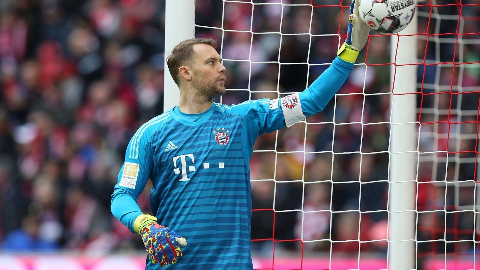 
                <strong>Manuel Neuer</strong><br>
                Weitgehend geruhsamer Nachmittag für den Bayern-Keeper. Hat aufgrund der Wolfsburger Harmlosigkeit kaum etwas zu tun. Leistet sich trotzdem einen Fehler, als er in der 3. Minute Gerhardt vor die Füße spielt. Glück für Neuer, dass Gerhardt mit seiner unerwarteten Großchance nichts anfangen kann. Danach gewohnt cool und ohne weitere Fehler. ran-Note: 3
              