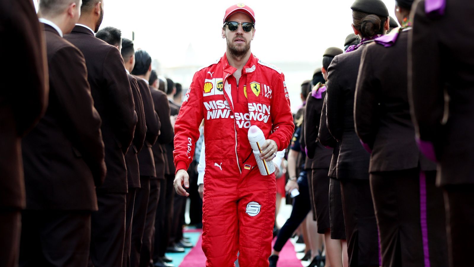 
                <strong>Die (einzige) deutsche Hoffnung: Sebastian Vettel</strong><br>
                Der 32-jährige Heppenheimer ist in dieser Saison der einzige deutsche Fahrer in der Formel 1 und könnte sogar der vorerst letzte sein: Der viermalige Weltmeister hat sich gegen eine Vertragsverlängerung bei Ferrari entschieden und fährt seine letzte Saison bei den Italienern. Dass sich Vettel mit einem WM-Titel von der Scuderia verabschiedet dürfte sehr unwahrscheinlich sein. Zum einen ist der Ferrari einfach nicht schnell genug, zum anderen sind die Fahrer um Vettel schneller geworden, allen voran Teamkollege Charles Leclerc. Nur ein magerer Sieg und der fünfte Platz in der Fahrerwertung sprachen in der letzten Saison eine deutlich Sprache. Abschreiben sollte man den Deutschen trotzdem nicht, mehr als ein paar Podestplätze sollte man aber nicht erwarten.
              