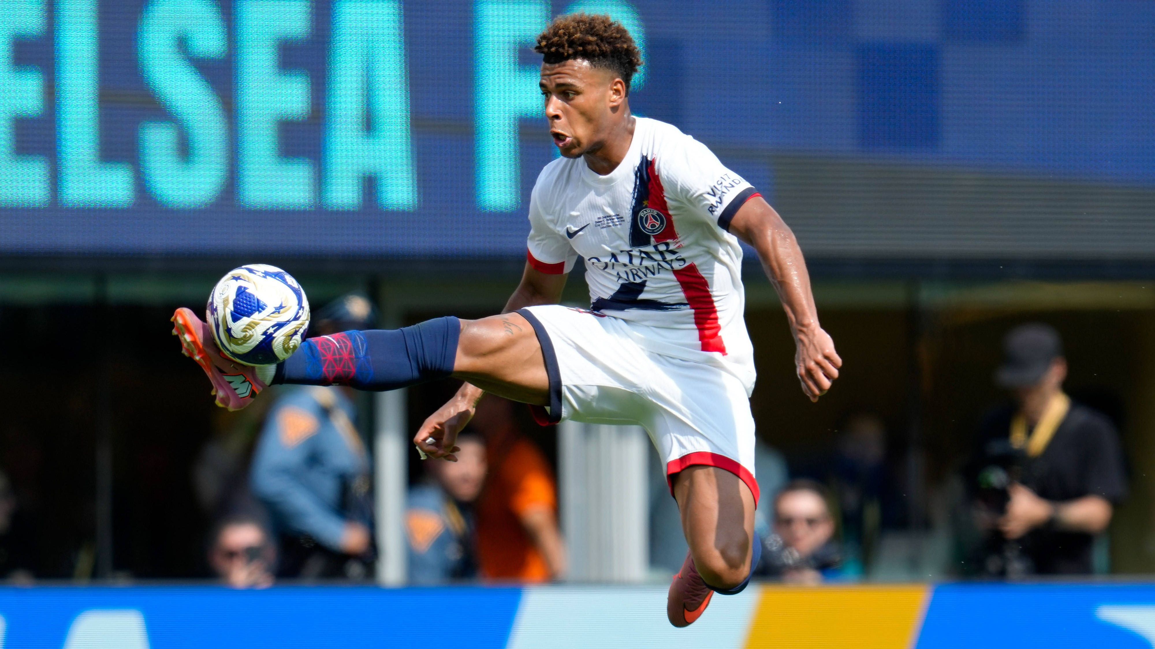 <strong>Name:</strong> Désiré Doué<br><strong>Alter</strong>: 20<br><strong>Verein</strong>: Paris Saint-Germain<br><strong>Einsätze/Tore in der Saison 2024/25:</strong>&nbsp;61/16<br><strong></strong><strong>Marktwert laut transfermarkt.de:</strong>&nbsp;90 Millionen Euro
