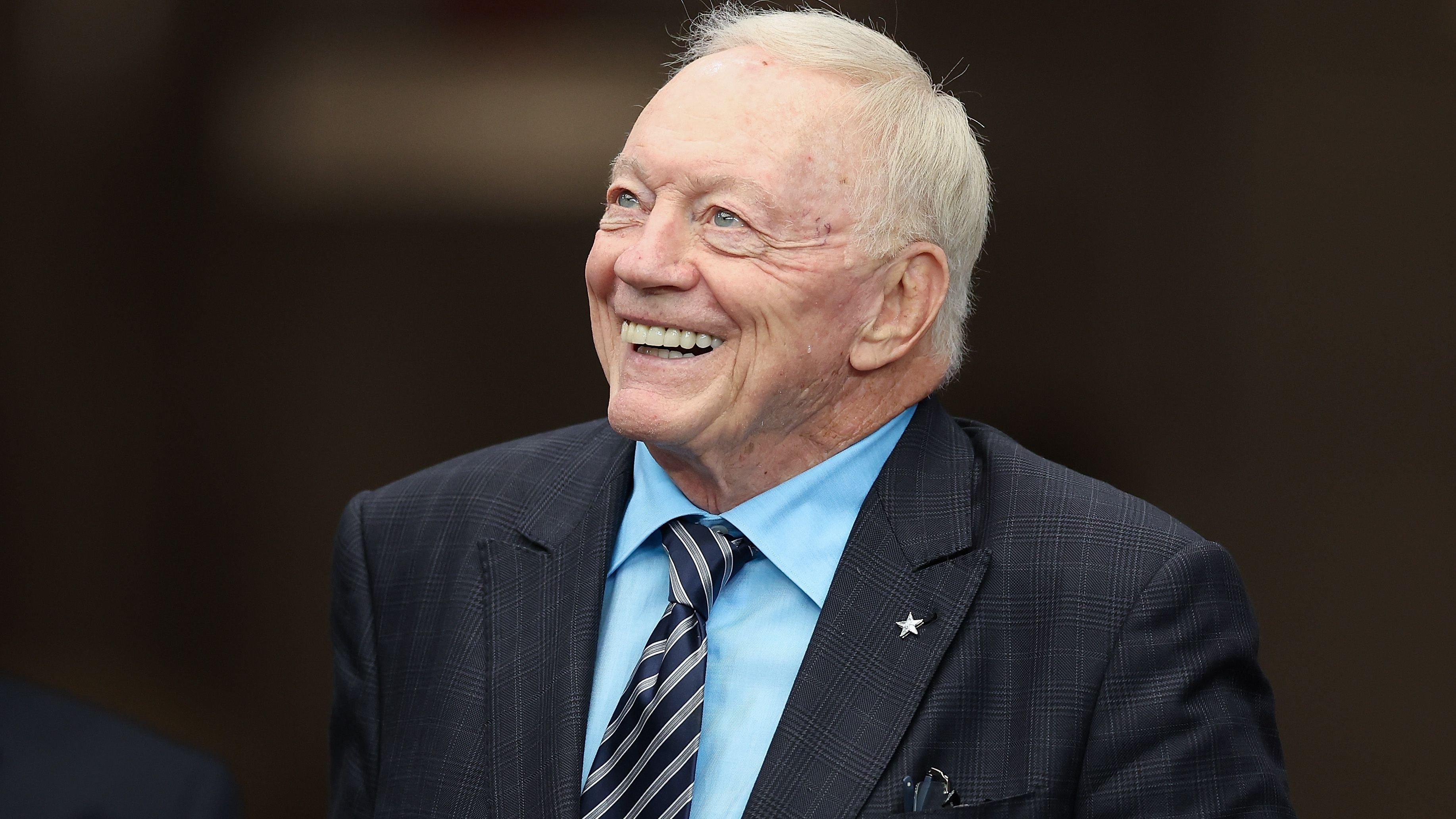<strong>Jerry Jones (Dallas Cowboys)</strong><br>Note B
