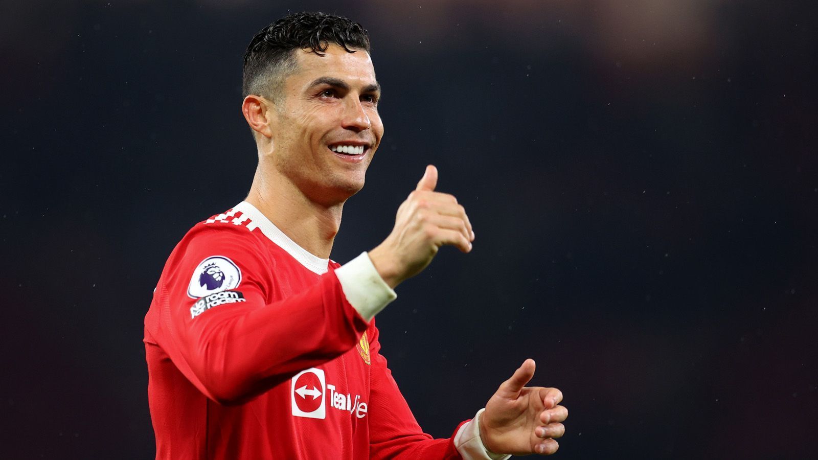 
                <strong>Cristiano Ronaldo (Manchester United)</strong><br>
                Cristiano Ronaldo hat bei seiner Rückkehr zu Manchester United gezeigt, wozu er noch immer in der Lage ist. Trotz seiner 37 Jahre schoss er 24 Tore für die Red Devils, wenn er nicht auf dem Rasen stand, gewann der Verein nur ein einziges Spiel in der Saison. Sportlich kann es aber kaum im Sinne des Portugiesen sein, international nur Europa League zu spielen und in der Liga chancenlos zu sein. Ob sich das mit Neu-Trainer Erik ten Haag ändert, muss sich erst zeigen. Zwar passt Ronaldo nicht in das Konzept der Madrilenen, sich verjüngen zu wollen, aber eine Rückkehr zu den Königlichen hat das Potenzial zum romantischsten Wiedersehen des Fußball-Sommers.
              