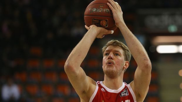 
                <strong>Jan Jagla (ranBasketball-Experte)</strong><br>
                Viele Basketballer träumen von einer Karriere in der NBA. Natürlich auch in der BBL. Der Weg dorthin ist lang - aber nicht unmöglich. "Nicht jeder in der NBA ist auch gleichzeitig ein überragender Spieler. Viele füllen Rollen aus und müssen als Beispiel 'nur' ein guter Rebounder, Shot-Blocker oder Schütze sein. Du musst auch zur richtigen Zeit am richtigen Ort sein, um mit ein bisschen Glück in diese Liga reinzurutschen. Und wenn du dann mal drin bist und deine Rolle in deinem Team gefunden hast, ist es einfacher dort zu bleiben als überhaupt den Weg zu ein NBA-Team zu finden", meint ranBasketball-Experte Jan Jagla. Und er sagt weiter ...
              