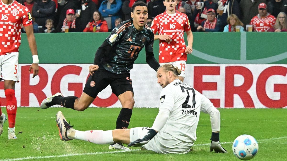 30.10.2024, xsltx, Fussball DFB Pokal 2.Runde, FSV Mainz 05 - FC Bayern München emspor, v.l. Jamal Musiala (FC Bayern Muenchen) erzielt das Tor zum scores the goal 0:1 Robin Zentner (FSV Mainz 05) ...