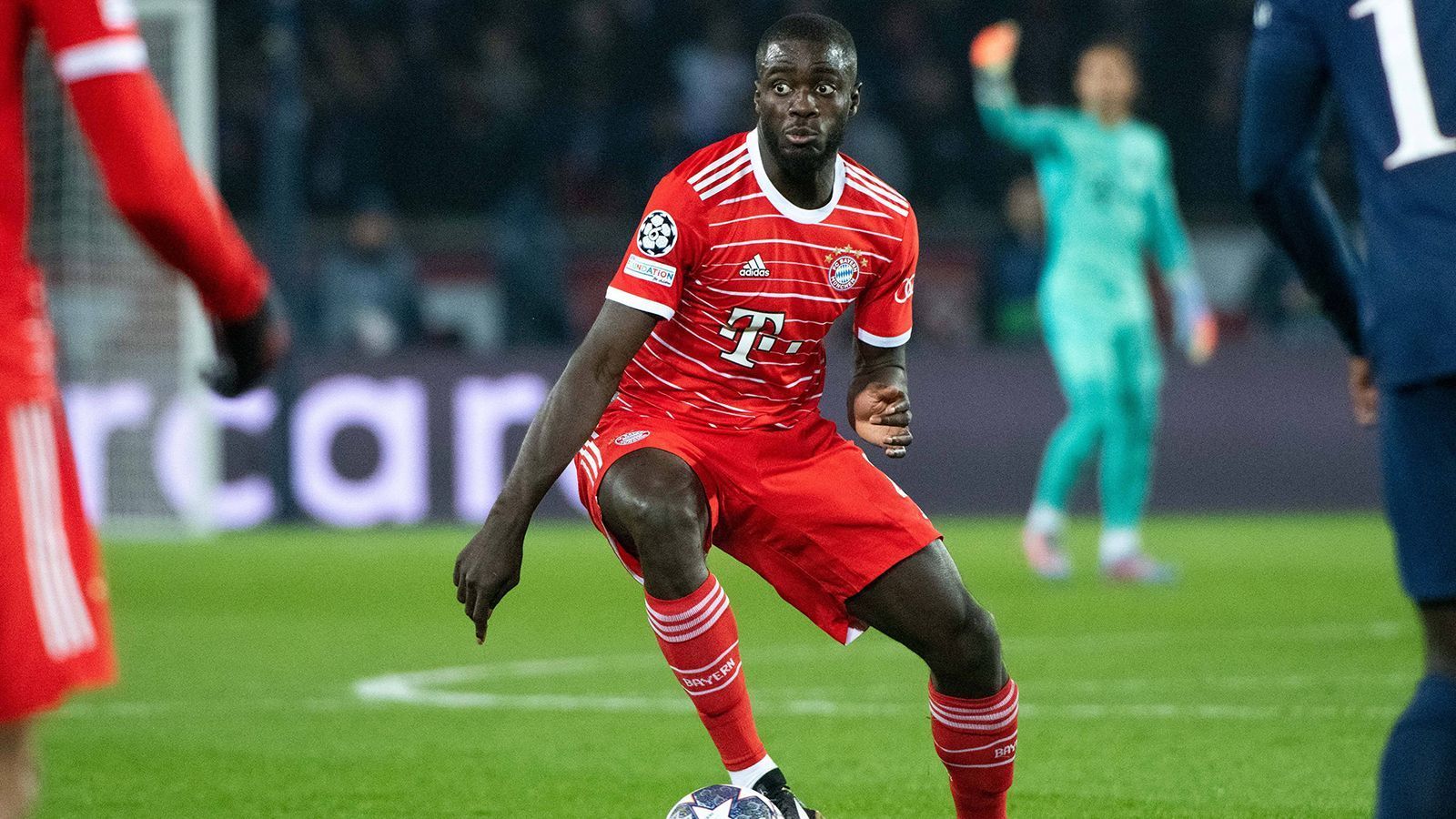 
                <strong>Dayot Upamecano (FC Bayern München)</strong><br>
                Darf als zentraler Part der Innenverteidigung ran. Ist bei Pariser Kontern stets zur Stelle und steht im wahrsten Sinne des Wortes seinen Mann. In Halbzeit eins ohne selbstverschuldeten Fehler. Kümmert sich nach Mbappes Einwechslung größtenteils um den PSG-Superstürmer. Mit Hilfe seiner Defensivkollegen hält "Upa" den bayerischen Kasten aber sauber. ran-Note: 1
              