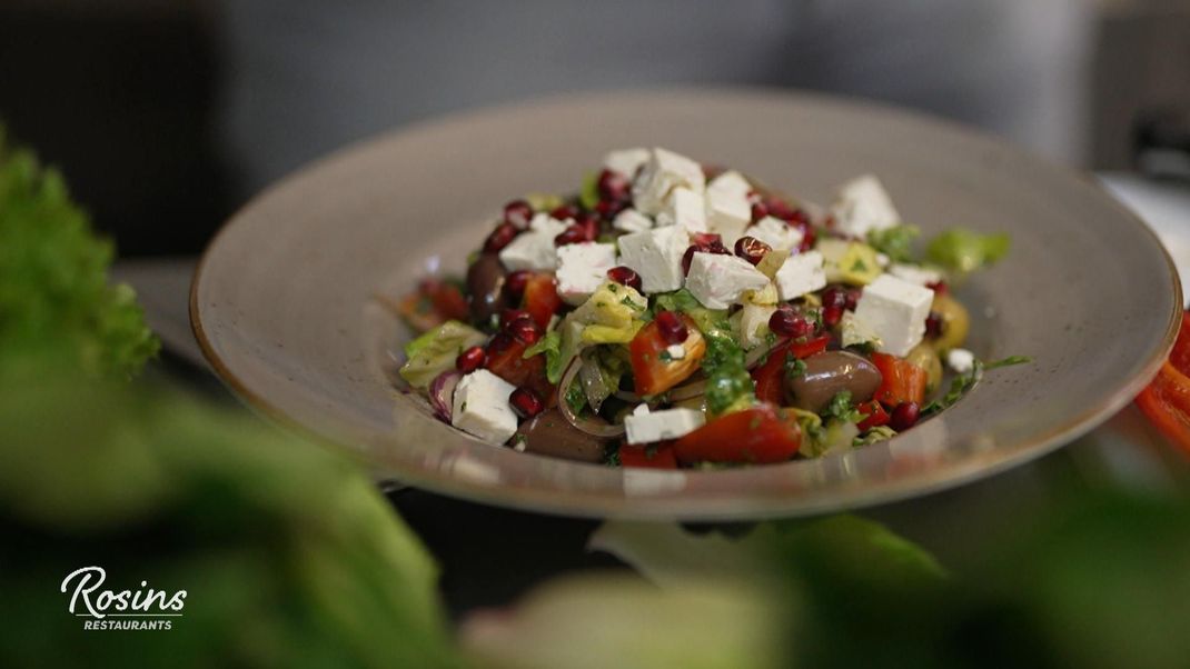 Levante-Salat mit Feta und Granatapfelkernen.