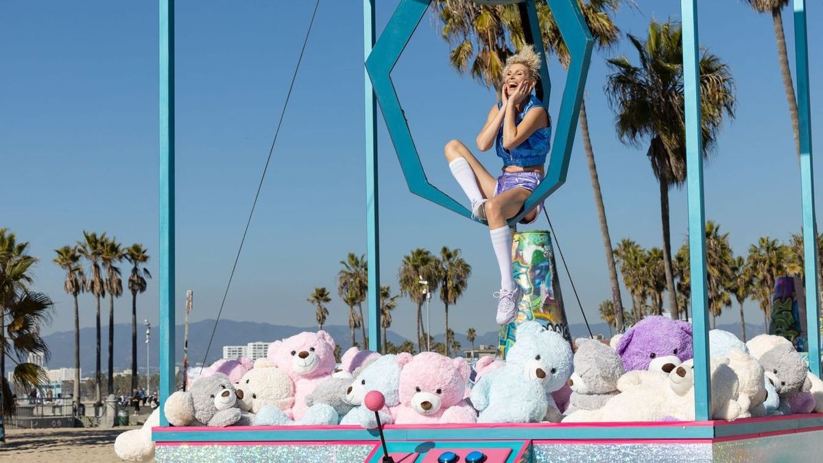 Nicole posiert am Venice Beach beim Fotoshoot in Folge 9 von "Germany's Next Topmodel" 