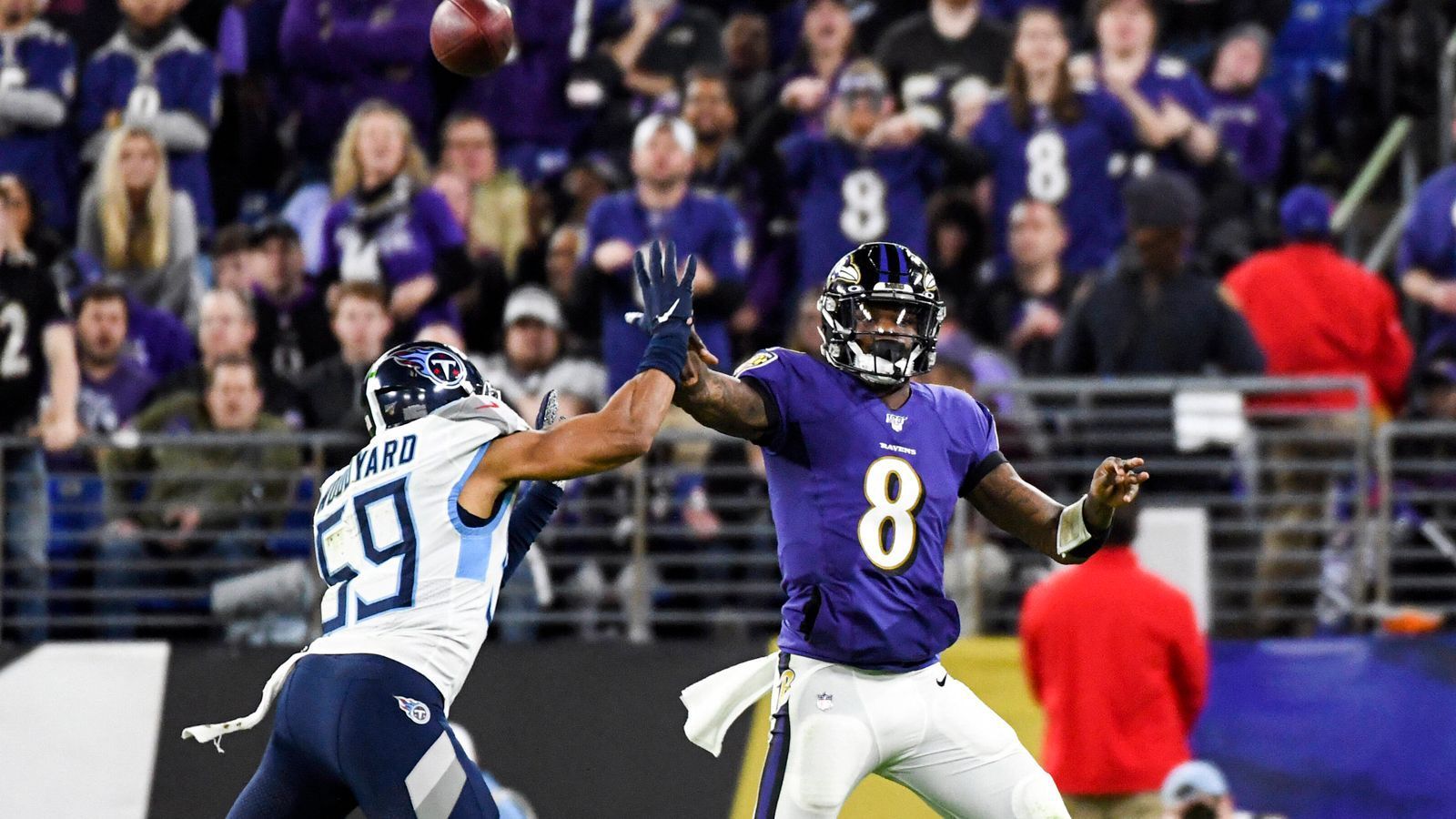 
                <strong>Kann Lamar Jackson sein Passspiel auf ein neues Level heben? </strong><br>
                Das ist eine Frage, bei der sich die Brisanz in Grenzen hält. Eher geht es darum, wie man einen MVP der Saison 2019 noch besser, wie Lamar Jackson den berühmten nächsten Schritt in seiner dritten Saison machen kann. Sein Laufspiel war 2019 überragend, sein Passspiel gut, immerhin warf er für 36 Touchdowns.
              