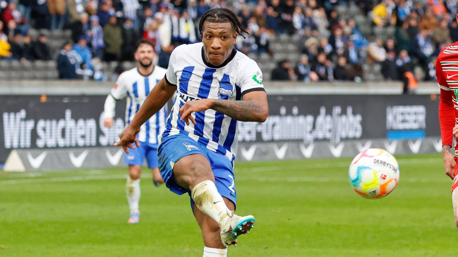 
                <strong>Jessic Ngankam (22, Hertha BSC)</strong><br>
                Das Verletzungspech, das Jessic Ngankam in seiner Laufbahn bereits hatte, reicht eigentlich schon für eine ganze Karriere. Immer wenn man glaubte, der Angreifer würde in Fahrt kommen, verletzte er sich wieder. Anfangs profitierte Ngankam bei Hertha BSC von der dünnen Personaldecke, aktuell lässt er Dodi Lukebakio jedoch mehrmals auf der Bank versauern. Beim 4:1 gegen Borussia Mönchengladbach gelang ihm sein erstes Bundesliga-Tor, sein zweites ließ er gegen Mainz 05 folgen. Wenn er fit bleibt, dann kann er auf Flicks Radar ein Faktor sein.
              