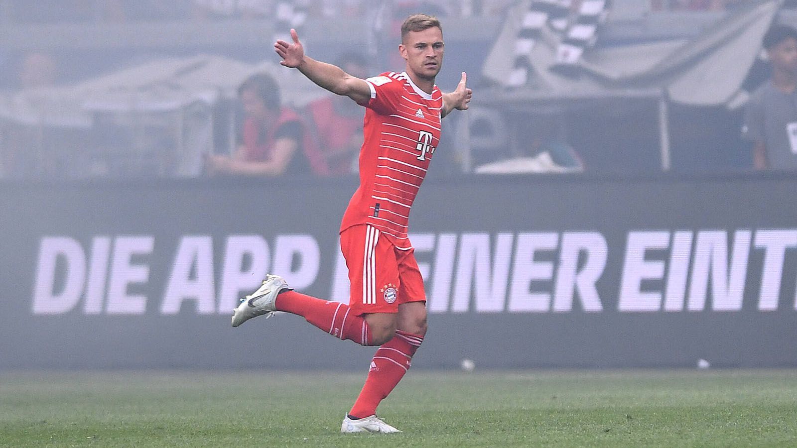
                <strong>Joshua Kimmich</strong><br>
                Bringt die Bayern schon in der fünften Minute mit einem rotzfrechen Freistoß von der halbrechten Position kurz vor dem Frankfurter Strafraum in Führung. Eine irre Szene. Denn als alle im Stadion mit einer Flanke rechnen, zirkelt der Münchner Mittelfeldmotor den Ball um die Ein-Mann-Mauer der Eintracht und dem verdutzten SGE-Keeper Kevin Trapp vorbei ins kurze Eck. Auch danach der Chef im Spiel der Bayern. Regelt den Spielrhythmus, dirigiert seine Mitspieler und leitet mit einem wunderbaren Pass das 3:0 durch Sadio Mane ein. ran-Note: 2
              