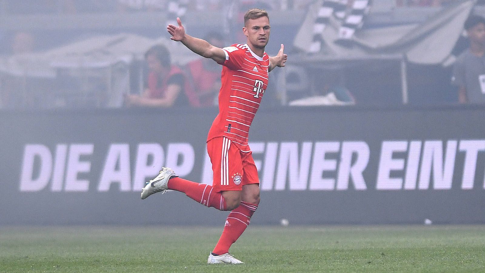 
                <strong>Joshua Kimmich</strong><br>
                Bringt die Bayern schon in der fünften Minute mit einem rotzfrechen Freistoß von der halbrechten Position kurz vor dem Frankfurter Strafraum in Führung. Eine irre Szene. Denn als alle im Stadion mit einer Flanke rechnen, zirkelt der Münchner Mittelfeldmotor den Ball um die Ein-Mann-Mauer der Eintracht und dem verdutzten SGE-Keeper Kevin Trapp vorbei ins kurze Eck. Auch danach der Chef im Spiel der Bayern. Regelt den Spielrhythmus, dirigiert seine Mitspieler und leitet mit einem wunderbaren Pass das 3:0 durch Sadio Mane ein. ran-Note: 2
              