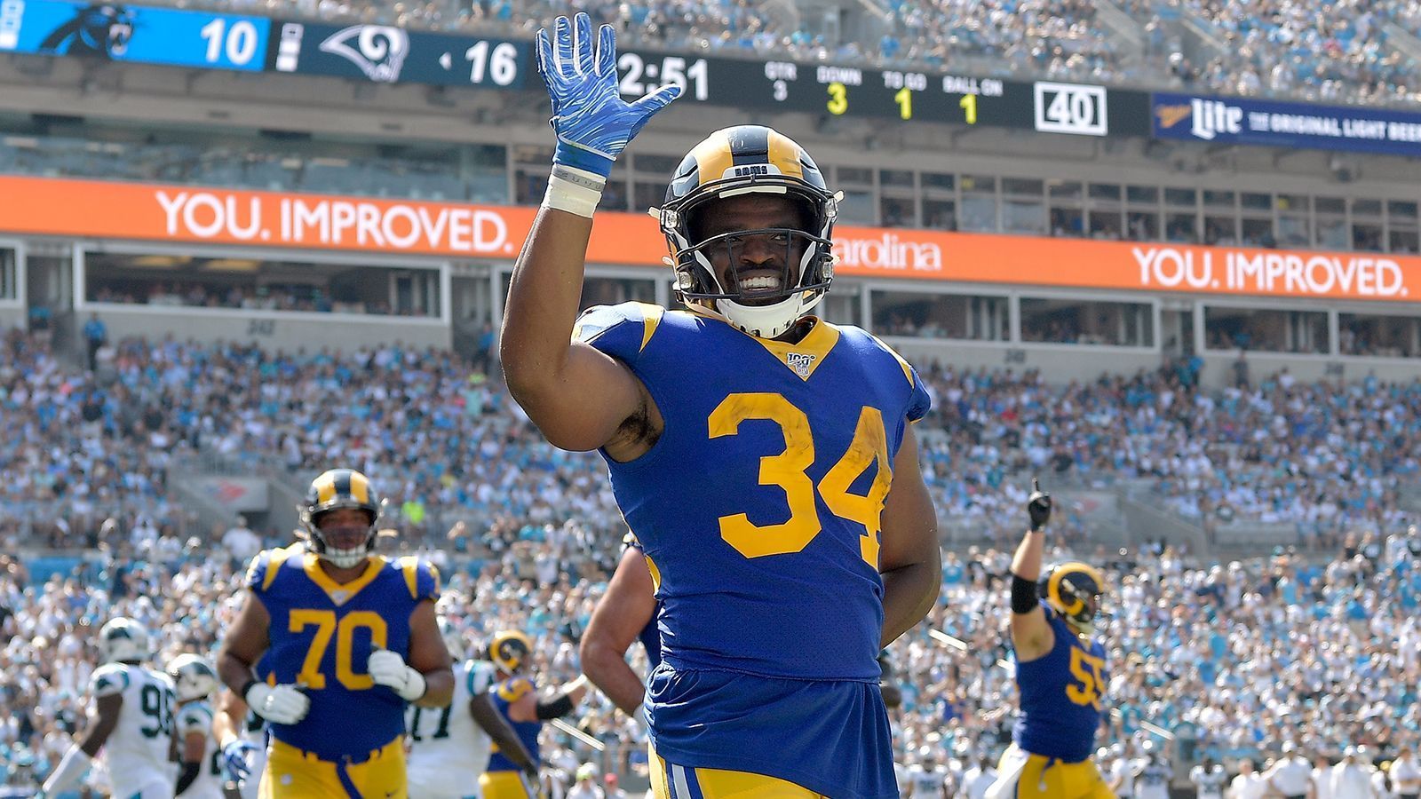 
                <strong>Los Angeles Rams: Wer tritt in Gurleys Fußstapfen?</strong><br>
                Die Los Angeles Rams trennten sich in der Offseason von Running Back Todd Gurley. Sean McVay ließ bereits einen Plan durchblicken, wie er den Abgang kompensieren möchte. Die Rams werden kommende Saison "mehrere Running Backs einsetzen, je nach Situation." Besonders Rookie Cam Akers, den sich das Team um Superstar Aaron Donald in der zweiten Runde sicherte, darf sich aufgrund seiner Flexibilität viele Snaps erhoffen. Dank der Doku-Serie "Hard Knocks" werden Rams-Fans einen genauen Einblick in den "Running-Back-Kampf" erhalten.
              