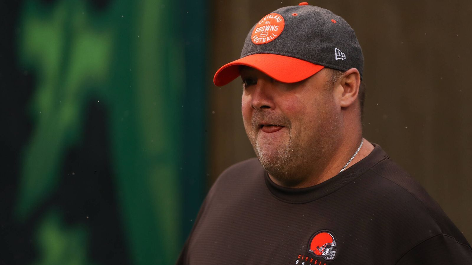 
                <strong>Freddie Kitchens</strong><br>
                2019 war Freddie Kitchens Head Coach der Cleveland Browns, wurde den hohen Ansprüchen allerdings nicht gerecht. Nun ist er Tight End Coach bei den New York Giants. Auch Kitchens war im Jahre 2000 unter Saban als Graduate Assistant bei den LSU Tigers tätig.
              