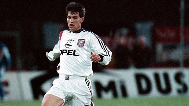 
                <strong>Markus Babbel</strong><br>
                Zehn Jahre spielte Babbel in der Jugend des FC Bayern, ehe er 1992 nach einem Jahr bei den Profis für ihn mäßig erfolgreichen Jahres zum Hamburger SV ging, um in der Bundesliga Spielpraxis zu bekommen. Der Plan ging auf, Babbel kehrte 1994 nach München als Stammspieler zurück. Danach wurde er mit dem FCB dreimal Meister, zweimal Pokalsieger und holte einmal den Uefa-Pokal.
              