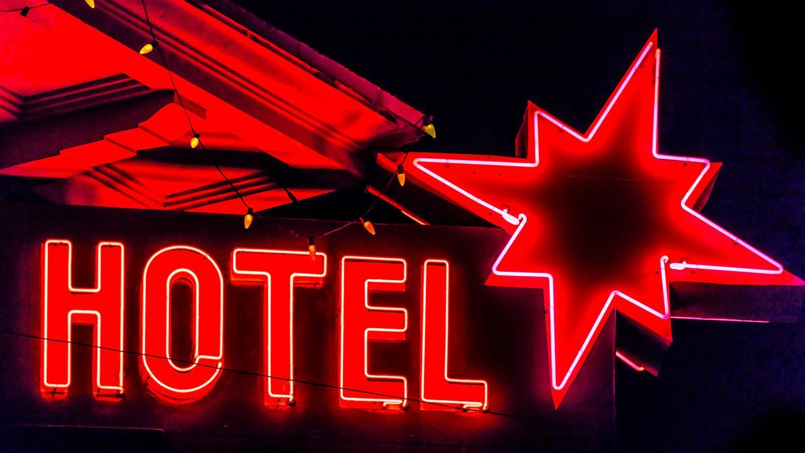 
                <strong>Die Hotelpreise in Glendale schnellen in die Höhe</strong><br>
                Auch in Sachen Hotels und Übernachtungsmöglichkeiten setzt die Super-Bowl-Woche preislich neue Maßstäbe: Laut der Website "Travel Tomorrow" kostet ein Hotel in Glendale, Arizona während des Endspiels im Durchschnitt 1.200 Dollar pro Nacht. Ein Zimmer im "Motel 6", knapp acht Kilometer vom StateFarm Stadium entfernt, kostet immer noch 850 Dollar pro Nacht. Im "Best Western Hotel" sind es schon 1.150 Dollar pro Nacht. 
              