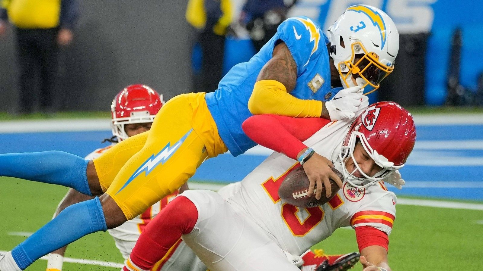 
                <strong>Strong Safety</strong><br>
                AFC: Derwin James (Los Angeles Chargers, im Bild) - 166.677 Stimmen - NFC: Harrison Smith (Minnesota Vikings) - 131.720 Stimmen
              
