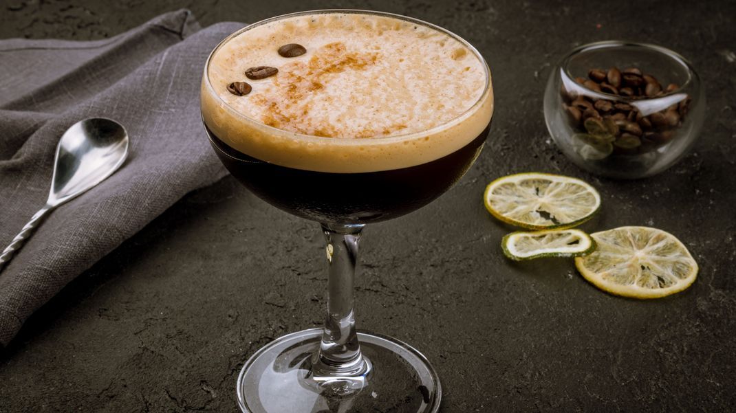 Der Espresso Martini&nbsp; ist einfach gemixt und macht schnell wach - ein perfekter Cocktails also für eine lange Silvesternacht.&nbsp;