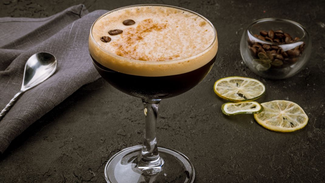 Der Espresso Martini&nbsp; ist einfach gemixt und macht schnell wach - ein perfekter Cocktails also für eine lange Silvesternacht.&nbsp;