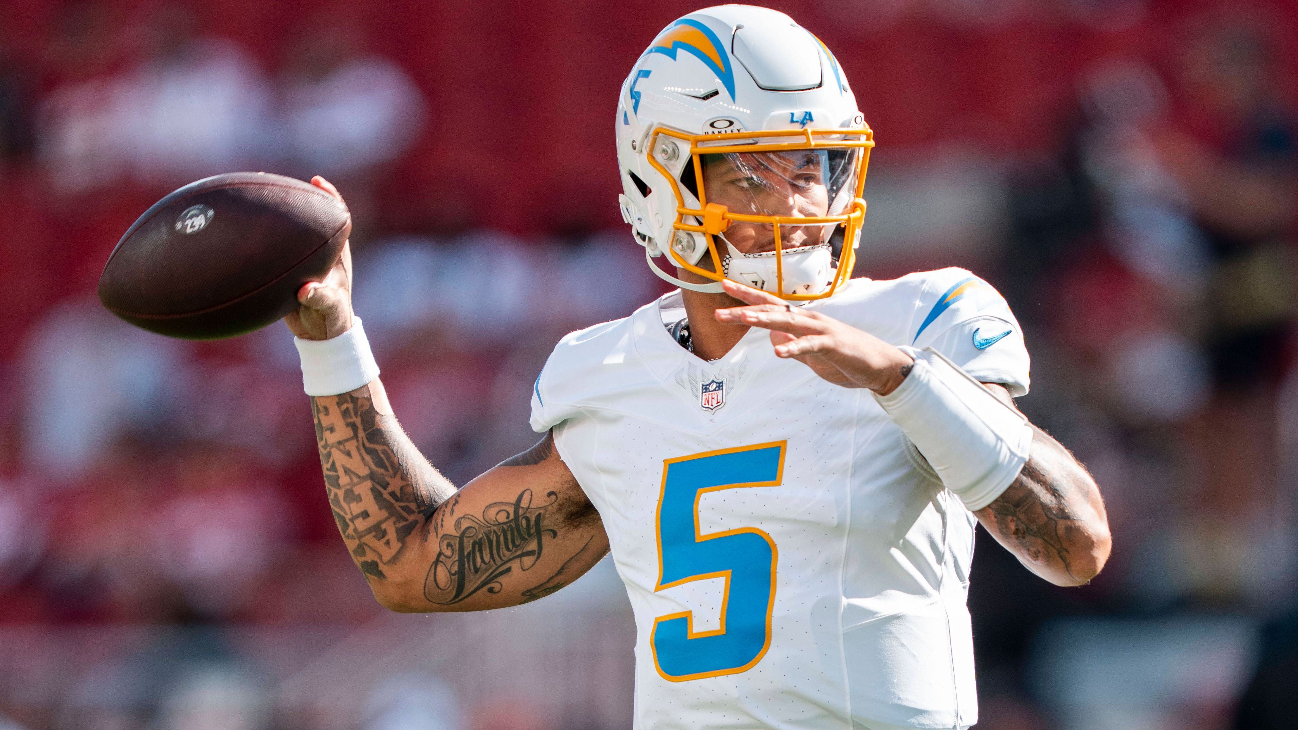 <strong>Platz 25: Trey Lance (Los Angeles Chargers)</strong><br>Mit großen Erwartungen war Trey Lance 2021 in die NFL gekommen, die 49ers boten sogar Haus und Hof, um für ihn hochzutraden. Doch bislang ist er einer der größten Busts der Geschichte. Inzwischen ist Lance bei den Chargers angekommen und würde dort Justin Herbert vetreten, sollte es erforderlich sein. Immerhin: Aus fünf Starts in seiner Karriere holte er zwei Siege.