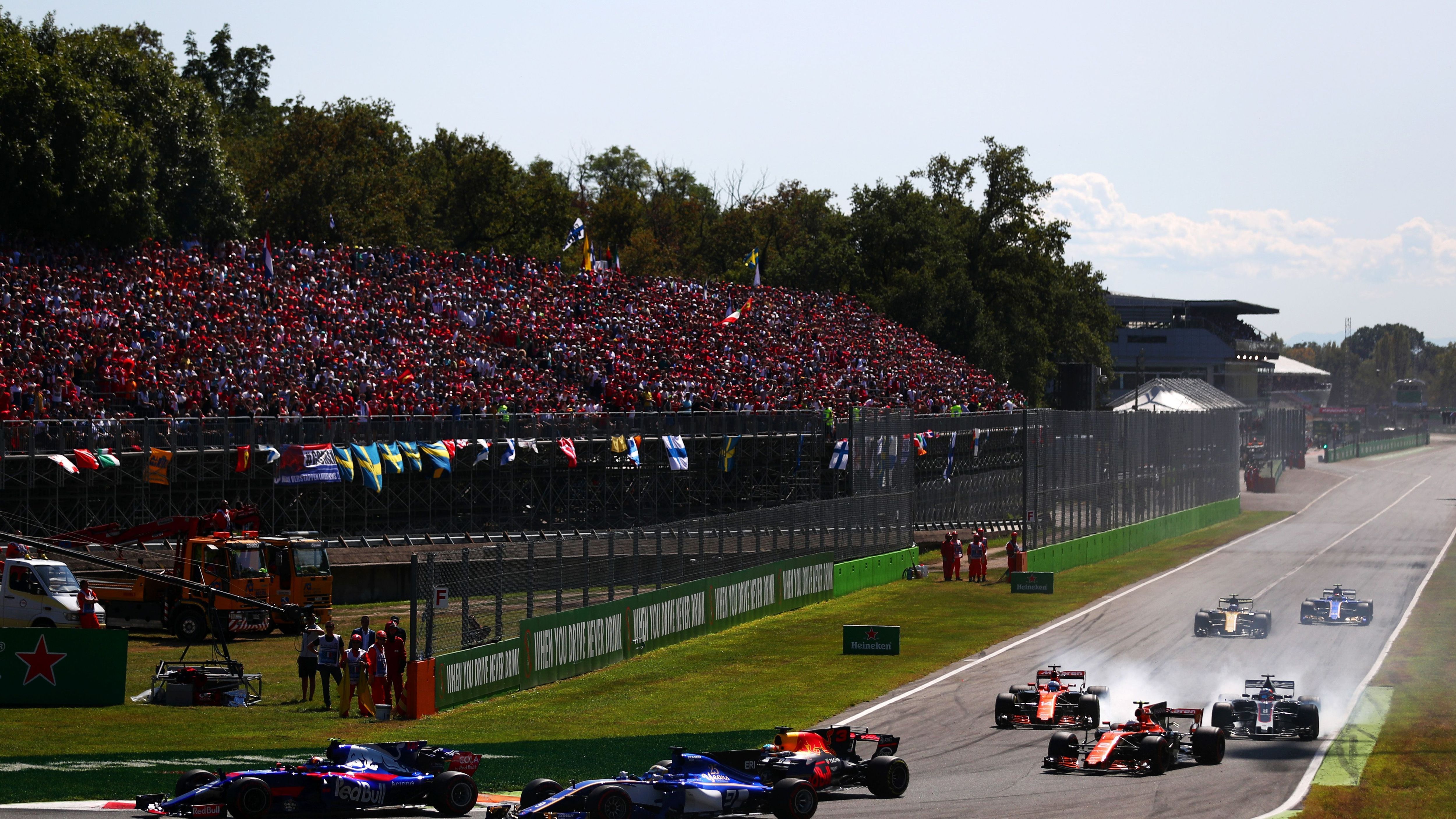 
                <strong>Autodromo Nazionale Monza, Italien </strong><br>
                Genauso lange ist Monza im Formel 1-Rennkalender, die Strecke wird dabei von den Tifosi einmal jährlich in Ferrari-Land verwandelt. Alles andere als ein Sieg der Roten wird von den frenetischen Fans hier nicht akzeptiert. Der 5,793 Kilometer lange Kurs im Norden von Mailand hat mit Michael Schumacher und Lewis Hamilton (jeweils fünf Siege) zwei Rekordsieger.
              