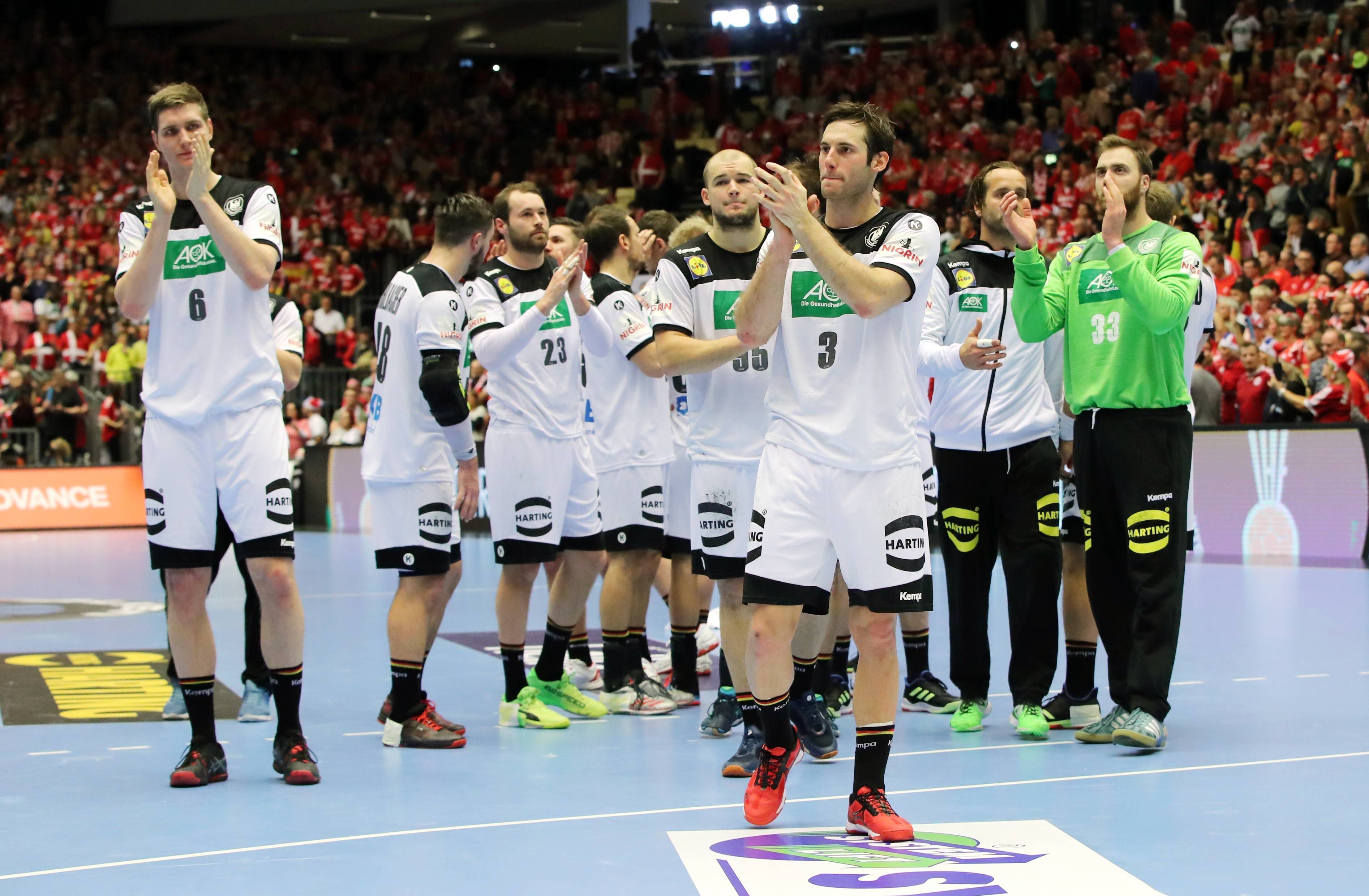
                <strong>Handball-WM: Die Gewinner und Verlierer im deutschen Team </strong><br>
                Die Handball-WM 2019 ist Geschichte und Co-Gastgeber Dänemark verdienter Weltmeister nach einer 32:24-Machtdemonstration gegen Norwegen im Finale. Auch Deutschland kann bei der Heim-WM auf ein über weite Strecken großartiges Turnier zurückblicken, das durch eine bittere 25:26-Niederlage gegen Frankreich im Spiel um Platz Drei getrübt wurde. Dennoch: Die Handballer haben Werbung für ihren Sport gemacht. ran.de hat einen Blick auf die Gewinner und Pechvögel im deutschen Team geworfen.
              