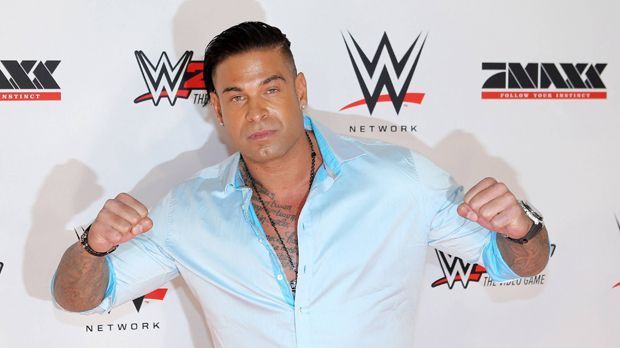 
                <strong>Tim Wiese</strong><br>
                Er gab 2002 sein Debüt in der Bundesliga - für den 1. FC Kaiserslautern. Lange ist's her. Inzwischen ist Tim Wiese Profi-Wrestler.
              