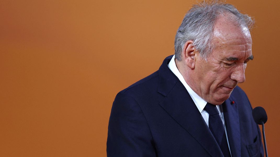 Frankreichs Premier Bayrou (Bild) stellt sich im Parlament der Vertrauensfrage. (Archivbild)