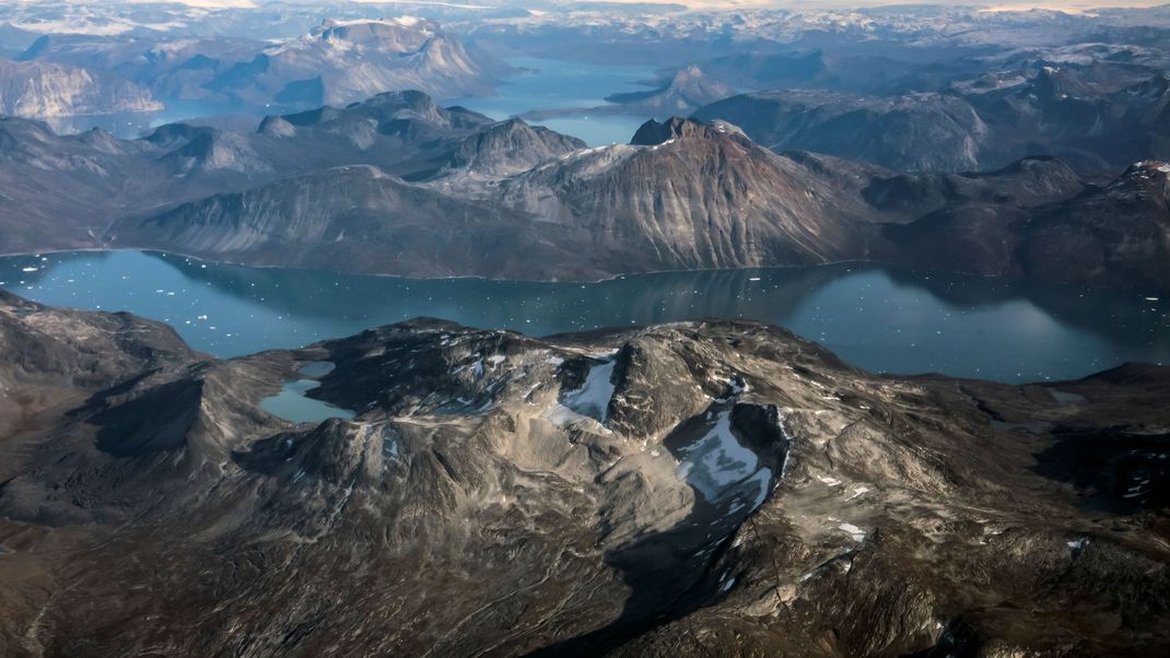 Grönland-Fjorde aus der Vogelperspektive. 2023 geschah im Dickson-Fjord ein Felssturz mit gewaltigen Folgen.