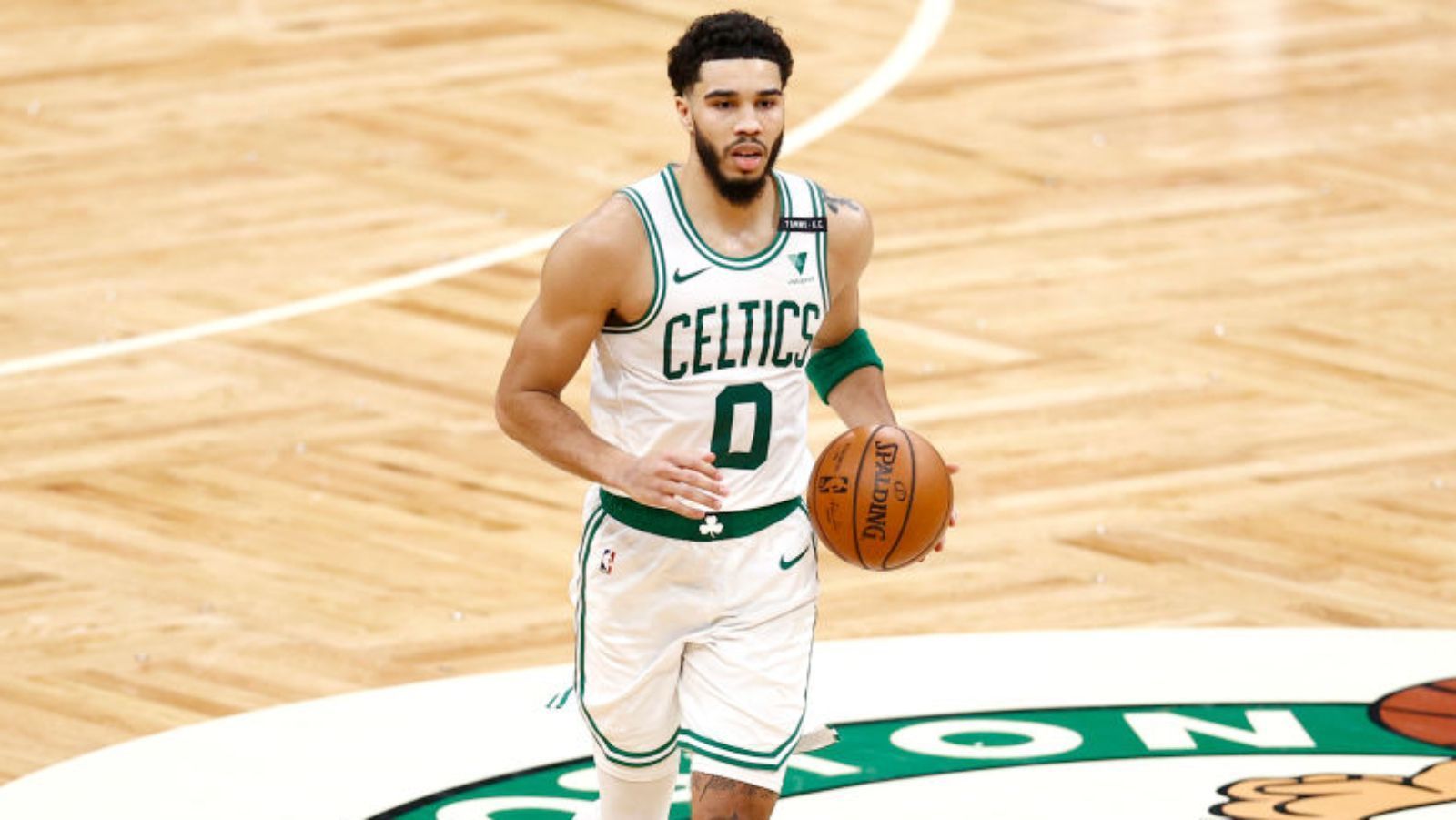 
                <strong>Jayson Tatum (Boston Celtics)</strong><br>
                 - Punkte: 24,9 - Rebounds: 7,1 - Assists: 4,5 - All-Star-Nominierungen: 2 *Starter als Ersatz für Durant
              