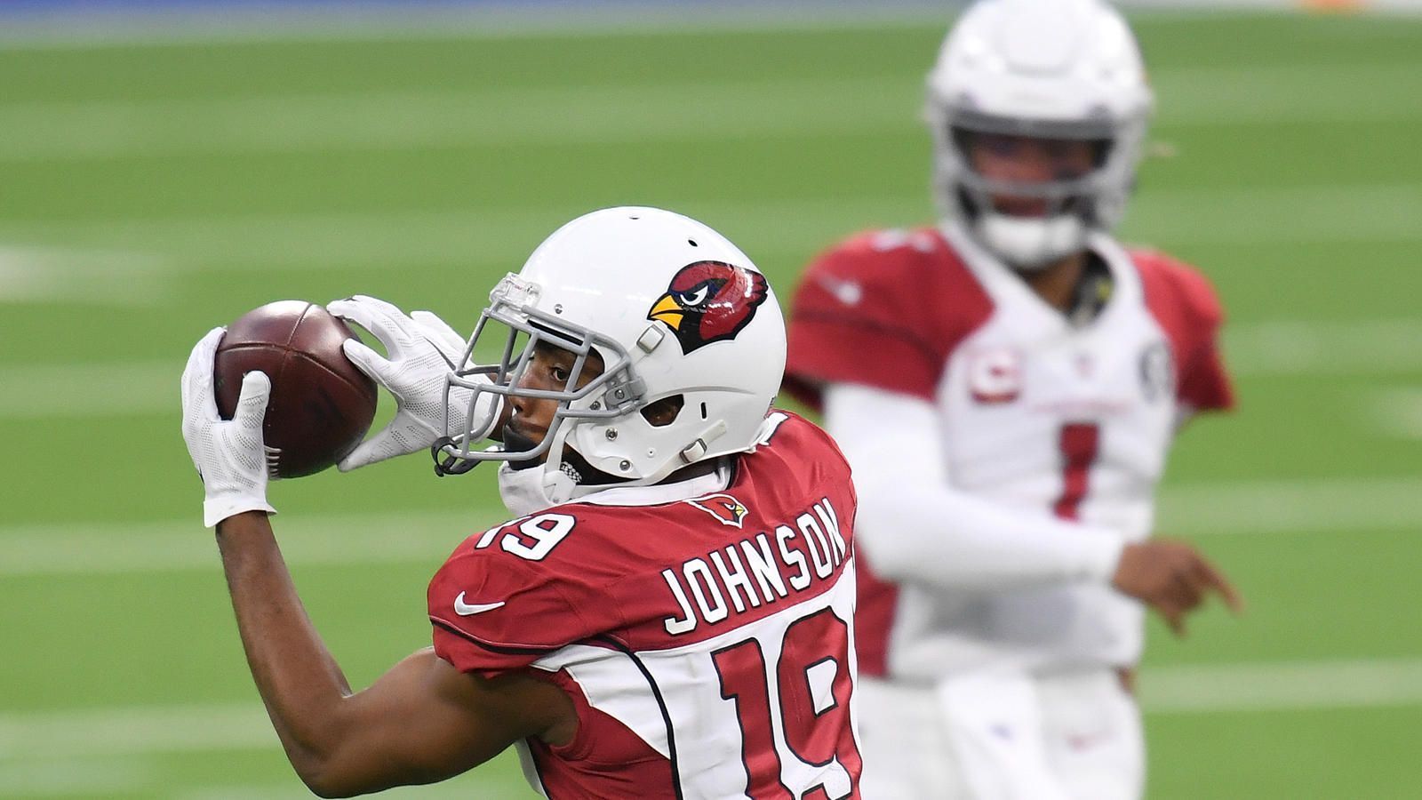 
                <strong>Arizona Cardinals: Offense</strong><br>
                Auch nach der Free-Agency-Verpflichtung von A.J. Green sollte die oberste Priorität der Cardinals sein, Kyler Murray mit einem weiteren Top-Receiver auszustatten. Außerdem ist auch die Tight-End-Position dünn besetzt, auch hier fehlt ein Spieler, der variabel als Receiver einsetzbar ist. Die Offensive Line wurde mit Rodney Hudson schon gut verstärkt, ein zusätzlicher Interior-Lineman würde die Cardinals perspektivisch verstärken.
              