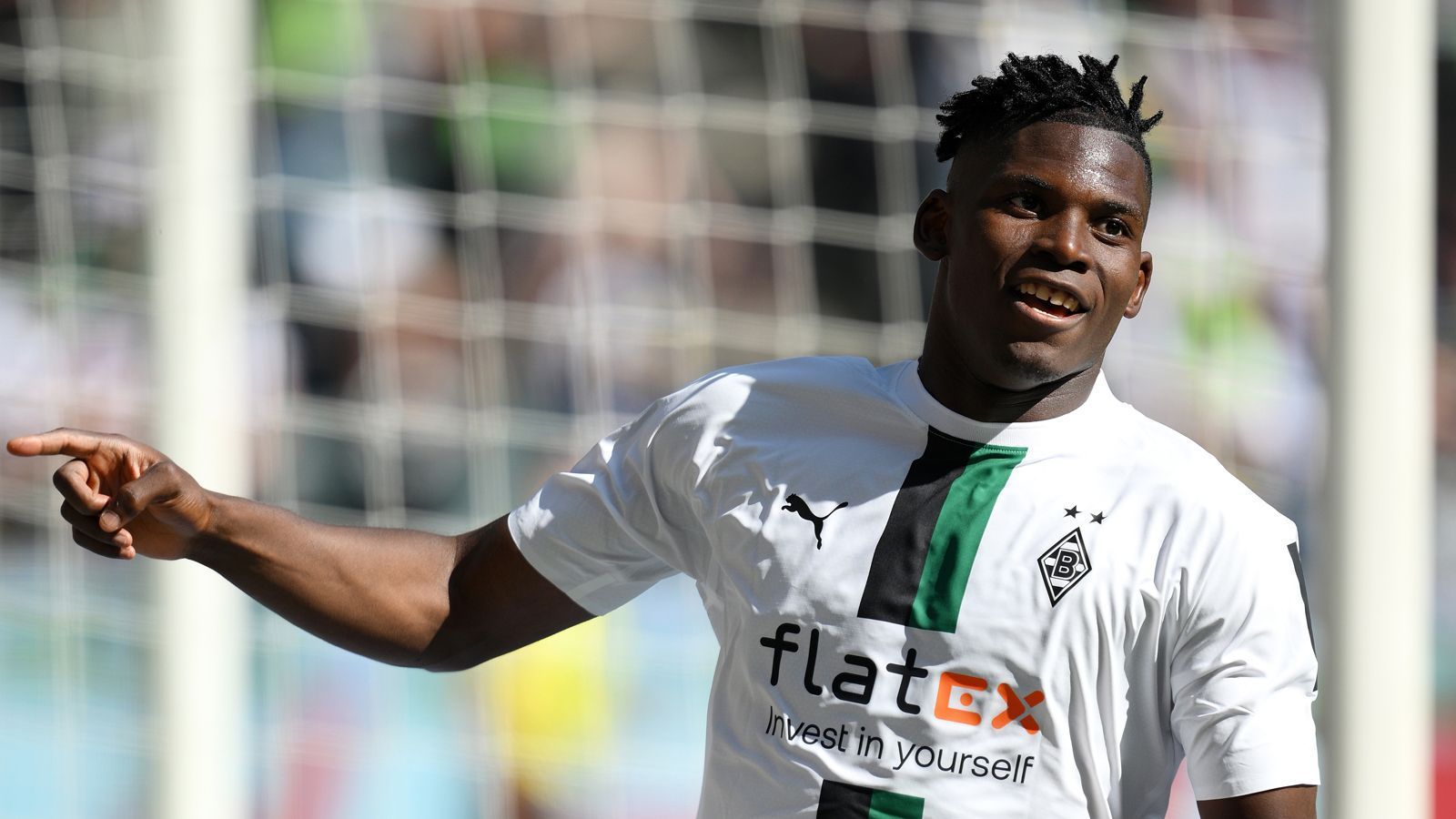 
                <strong>Breel Embolo (AS Monaco)</strong><br>
                Nun ist es offiziell! Breel Embolo wechselt von Borussia Mönchengladbach zur AS Monaco. Nach drei Jahren am Niederrhein geht der Schweizer für eine Ablöse von 12,5 Millionen Euro ins Fürstentum. Bei den Monegassen erhält der Angreifer einen Vierjahresvertrag bis zum 30. Juni 2026. "Breel ist mit dem Wunsch auf uns zugekommen, etwas Neues zu machen. Am Ende haben wir eine Lösung gefunden, die alle Seiten zufriedenstellt", wird Borussias Sportdirektor Roland Virkus auf der Homepage zitiert. In 106 Pflichtspielen für die Borussia erzielte Embolo 25 Tore. Nun stürmt der 25-Jährige in Monaco unter anderem an der Seite von Ex-Bundesliga-Star Kevin Volland und dem französischen Nationalspieler Wissam Ben Yedder.
              