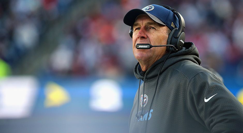 
                <strong>Tennessee Titans 2016</strong><br>
                Während die Rams nun den Nummer-1-Pick erhielten, sicherten sich die Titans um den damaligen Head Coach Mike Mularkey (Bild) gleich eine ganze Reihe an Draft-Picks: Den 15. Pick im Draft 2016, zwei Zweitrunden-Draftrechte (Nummer 43 und 45), ein Drittrunden-Pick (76) sowie das Erst- und Drittrunden-Recht 2017 der Rams. Der Deal der beiden Klubs zählt damit zu den größten Draft-Trades der NFL-Geschichte.
              