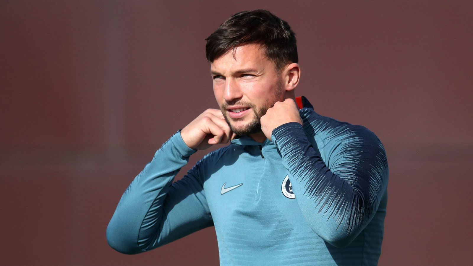 
                <strong>Danny Drinkwater</strong><br>
                Ähnlich überschaubar war bislang auch das sportliche Wirken von Danny Drinkwater, seit er von Leicester City zum FC Chelsea gewechselt ist. Der FC Burnley und Aston Villa waren die ersten beiden Leihstationen für den Mittelfeldspieler, der in den vergangenen Jahren für einige Eskapaden sorgte und entgegen seines Namens nicht nur auf Flüssigkeitszufuhr in Form von Wasser schwört. Im Januar wurde er bis Saisonende zum türkischen Klub Kasimpasa geschickt. Einst soll Drinkwater den "Blues" knapp 38 Millionen Euro wert gewesen sein, jetzt wird sein Marktwert nur noch auf 2,88 Millionen Pfund (3,3 Millionen Euro) taxiert. Und das ein Jahr vor Vertragsende.
              