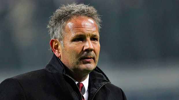 
                <strong>AC Milan - 13 Trainer</strong><br>
                AC Milan - 13 Trainer: Dass die Italiener derzeit mit Sinisa Mihajlovic eine Ikone des Erzrivalen Inter auf der Trainerbank sitzen haben, zeigt in gewissem Maße die Ratlosigkeit nach dem Trainer-Verschleiß der letzten Jahre. Alleine seit 2014 saßen fünf unterschiedliche Coaches bei den Rossoneri auf der Bank. Da kommt einem die 2762 Tage andauernde Erfolgsära von Carlo Ancelotti zwischen 2001 und 2009 wie eine komplett andere Welt vor. 
              