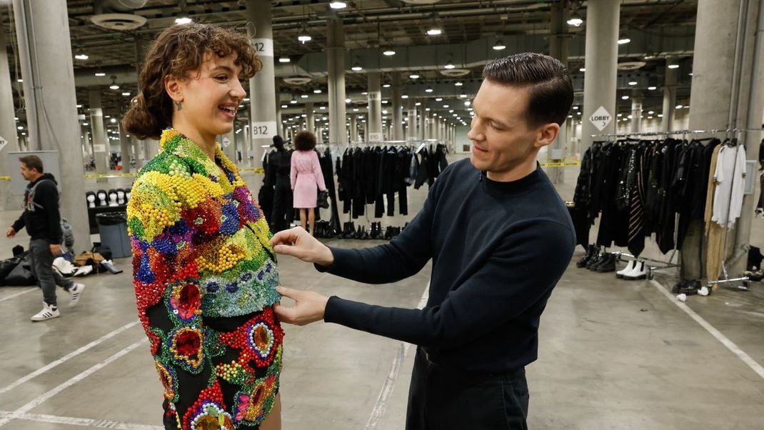 Kevin Germanier (r.) stattete in der 19. Staffel von "Germany's Next Topmodel" eine Modenschau mit seinen extravaganten Looks aus.