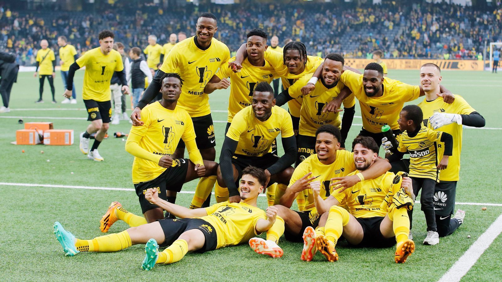 
                <strong>Young Boys Bern (Schweiz)</strong><br>
                In der Schweiz marschierten die Young Boys aus Bern einmal mehr zum Meistertitel. Den 16. Titel der Vereinsgeschichte fuhr das Team des früheren Bundesliga-Profis Raphael Wicky bereits fünf Spieltage vor dem Saisonende durch einen 5:1-Kantersieg gegen den FC Luzern ein. Für den Hauptstadt-Klub ist es der fünfte Titel in den zurückliegenden sechs Spielzeiten. Nur in der Saison 2021/22 wurde die Young-Boys-Serie durch den überraschenden Titel des FC Zürich (mit Coach Andre Breitenreiter) unterbrochen. 
              