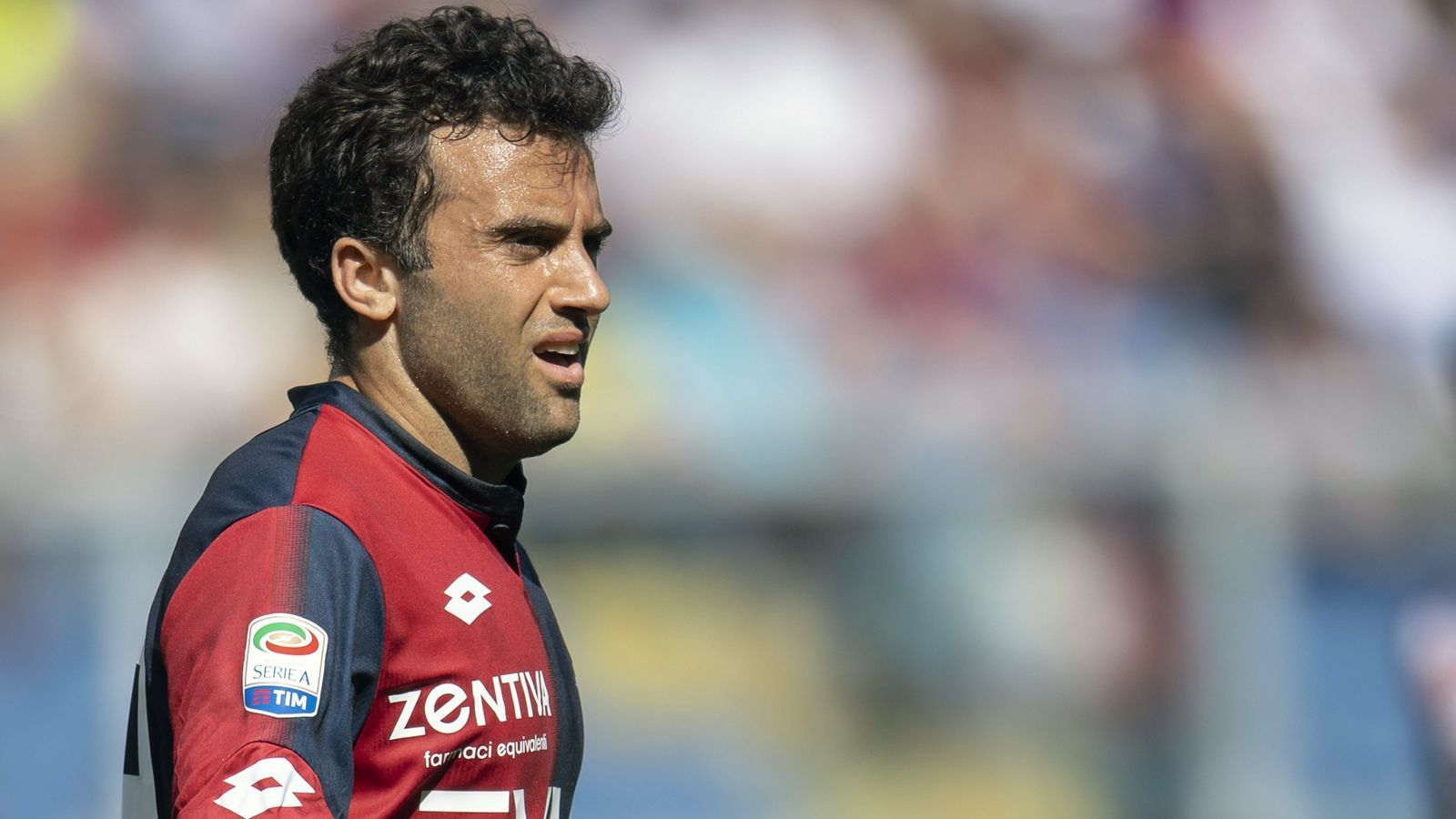 
                <strong>Giuseppe Rossi (zuletzt FC Genua)</strong><br>
                Immer wieder diese Verletzungen! Giuseppe Rossi hätte aufgrund seiner Qualitäten eine gute bis sehr gute Karriere haben können, doch zahlreiche Verletzungen haben die Laufbahn des 31-jährigen Italieners oft für längere Zeit unterbrochen. Zuletzt war der in den USA geborene Stürmer beim FC Genua unter Vertrag, kam in etwas mehr als einem halben Jahr nur zu zehn Einsätzen - weil er mal wieder verletzt ausfiel! Und so muss der Ex-Nationalspieler mit Erfahrung bei großen Klubs wie Manchester United, Villarreal oder Florenz seit Ablauf seines Kontrakts zum wiederholten Male als vereinsloser Spieler auf Angebote warten. Vor einem Jahr dauerte es bis Dezember, ehe Rossi den Anruf aus Genua erhielt, dieses Mal möglicherweise noch länger.
              