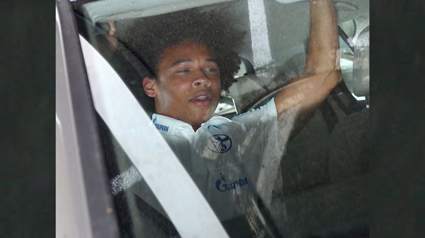 
                <strong>Sane schrottet Mercedes</strong><br>
                Der 19-Jährige baute mit seinem ersten Auto einen Unfall. Kurz nachdem er den Führerschein erhielt, kaufte er sich einen Mercedes C-Klasse AMG im Wert von rund 100.000 Euro und krachte gegen einen geparkten Opel. Ergebnis: Totalschaden an beiden Fahrzeugen.
              