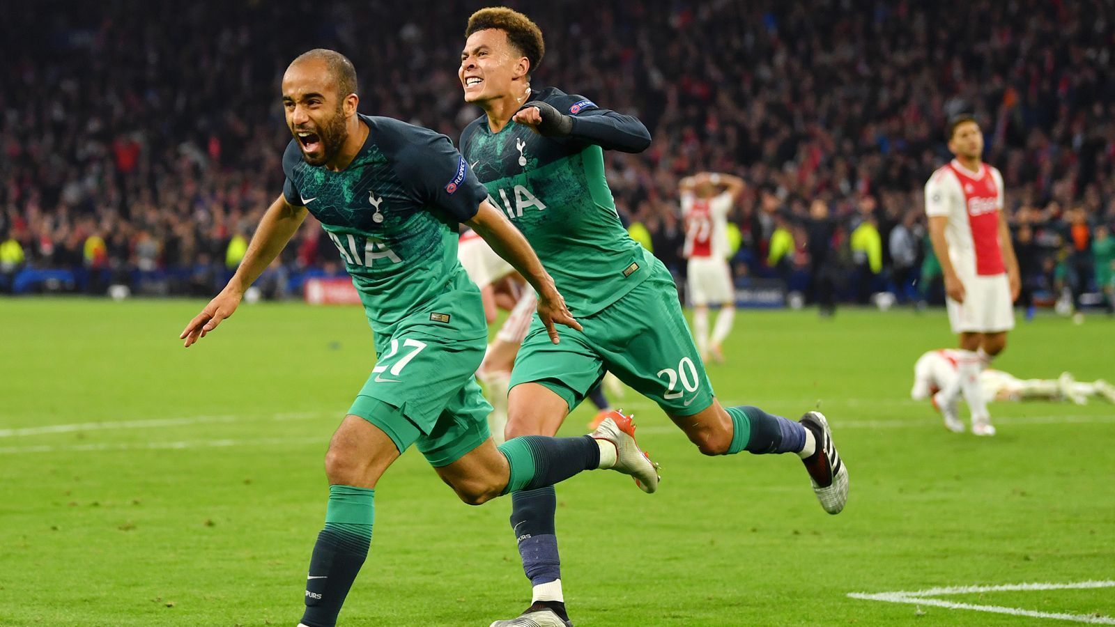 
                <strong>Ajax Amsterdam - Tottenham Hotspur (Saison 2018/19)</strong><br>
                In der Spielzeit 2018/19 gab es zwei völlig verrückte Halbfinal-Rückspiele in der Champions League. Zum einen holte Liverpool einen 0:3-Rückstand aus dem Hinspiel gegen Barcelona noch auf und schoss die Katalanen an der Anfield Road mit 4:0 ab. In Amsterdam ging es nicht minder turbulent zu, wo Tottenham Hotspur nach einer 0:1-Heimniederlage im Hinspiel unter Zugzwang war. Die Londoner erlebte in der niederländischen Hauptstadt eine fast schon magische Nacht, allen voran Lucas Moura. Der Brasilianer sorgte mit drei Toren zum 3:2-Sieg der Spurs im Alleingang für den Final-Einzug seines Teams. In der sechsten Minute der Nachspielzeit traf Moura zum dritten Mal und danach brachen bei den Engländern natürlich alle Emotionen heraus - dank der Auswärts-Torregel.
              